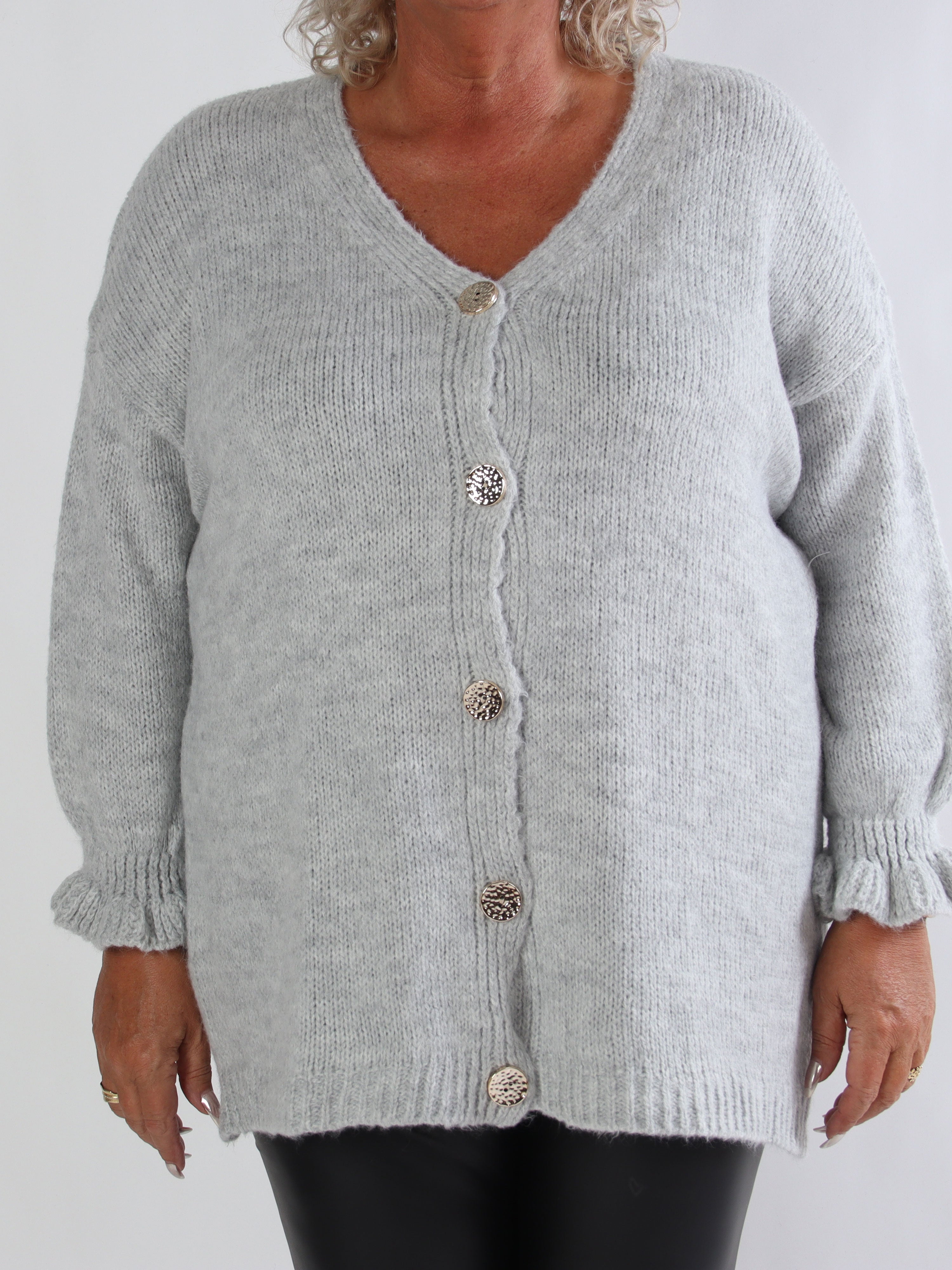 Celeste - Stickad plus size kofta med guldknappar och volangärmar