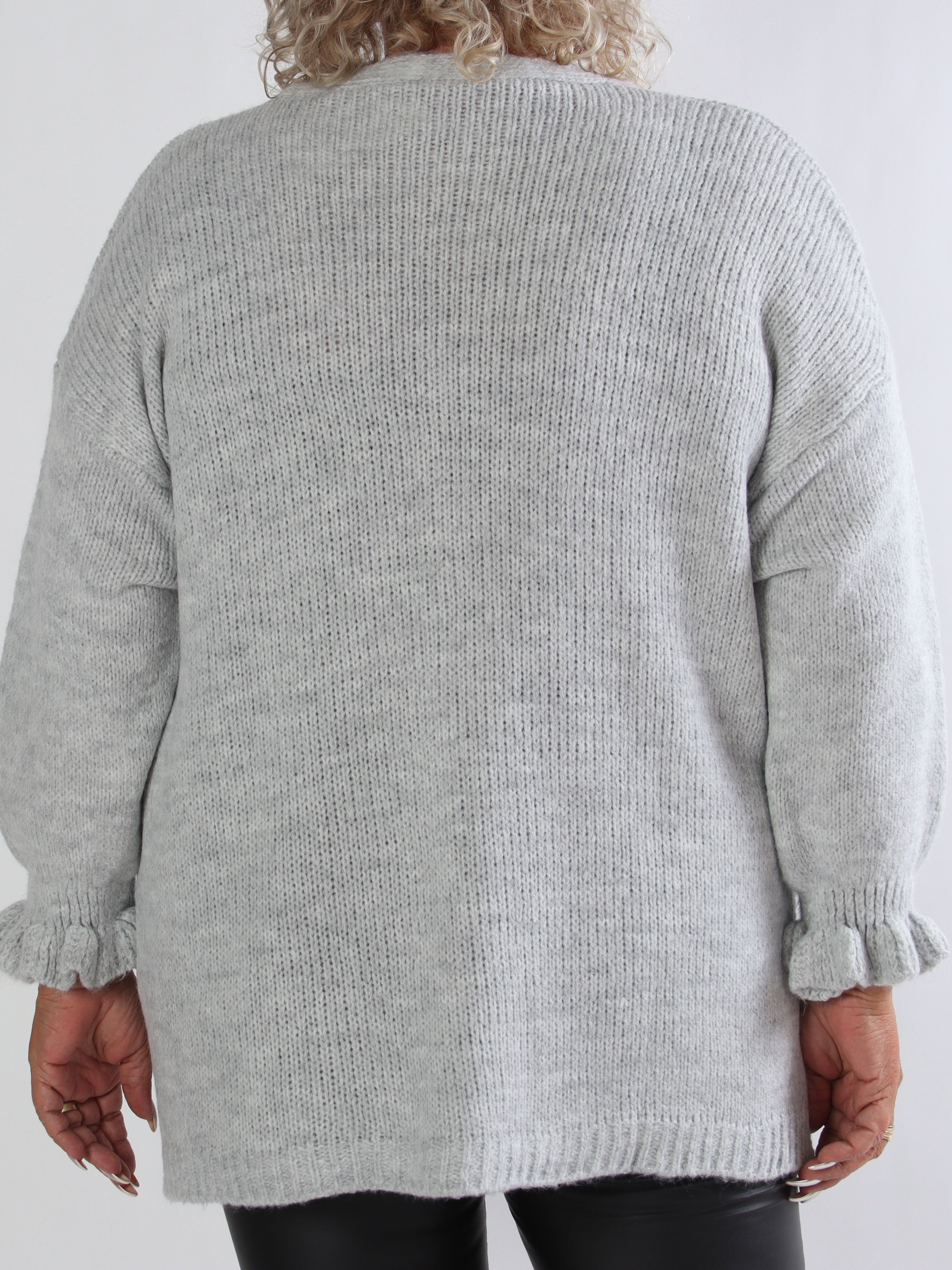 Celeste - Stickad plus size kofta med guldknappar och volangärmar