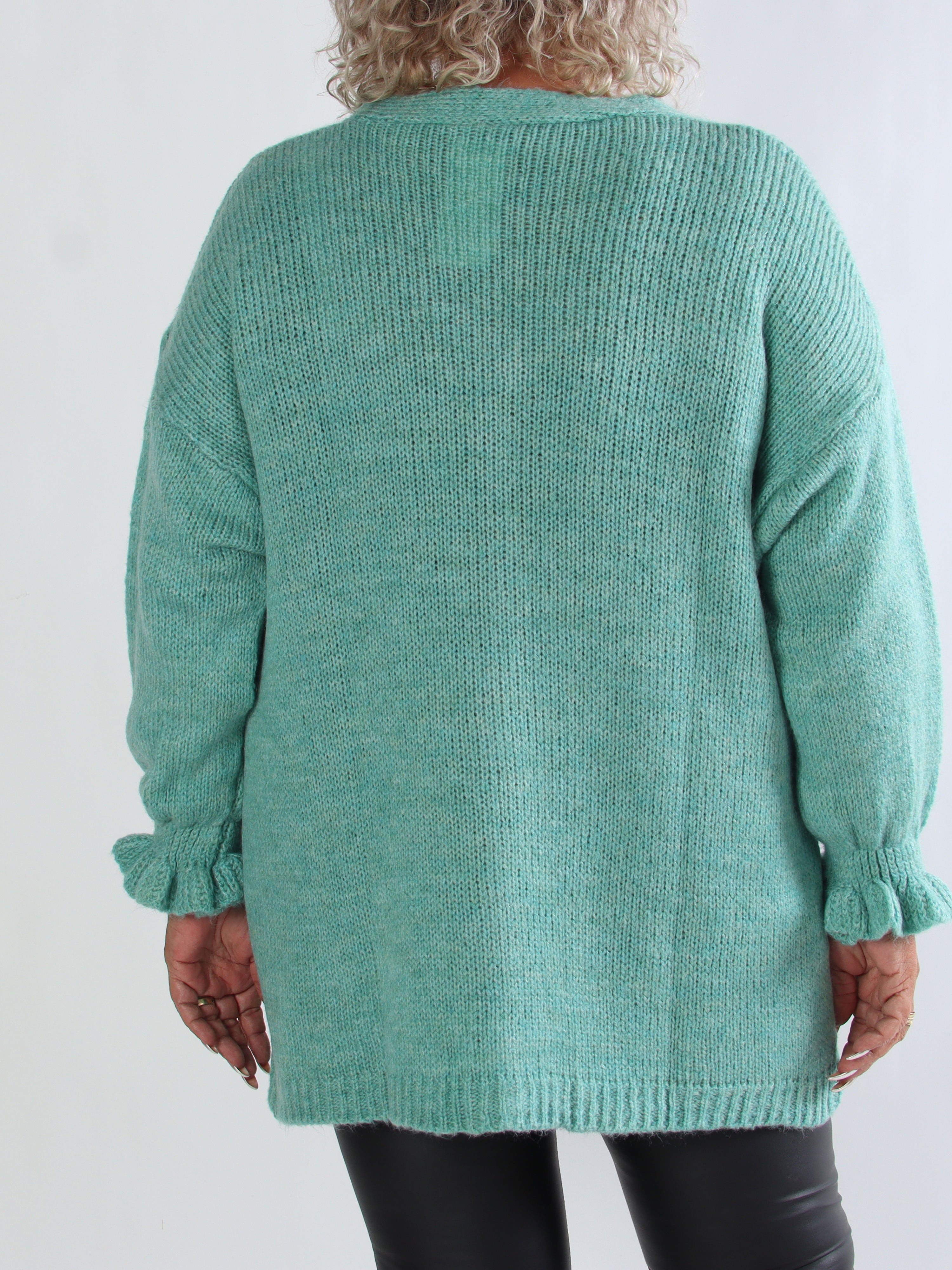 Celeste - Stickad plus size kofta med guldknappar och volangärmar