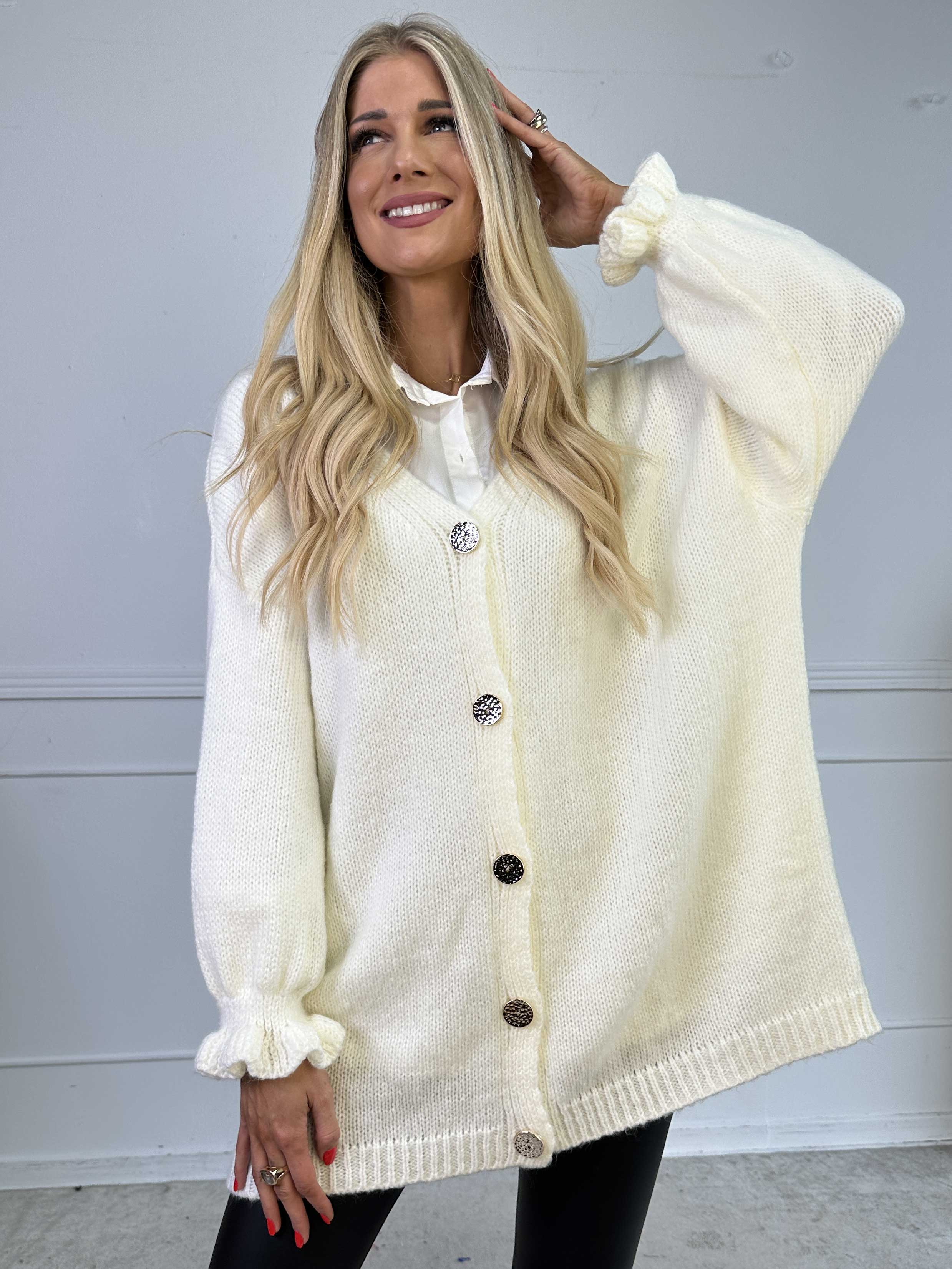 Celeste - Stickad kofta med guldknappar och söta volangärmar