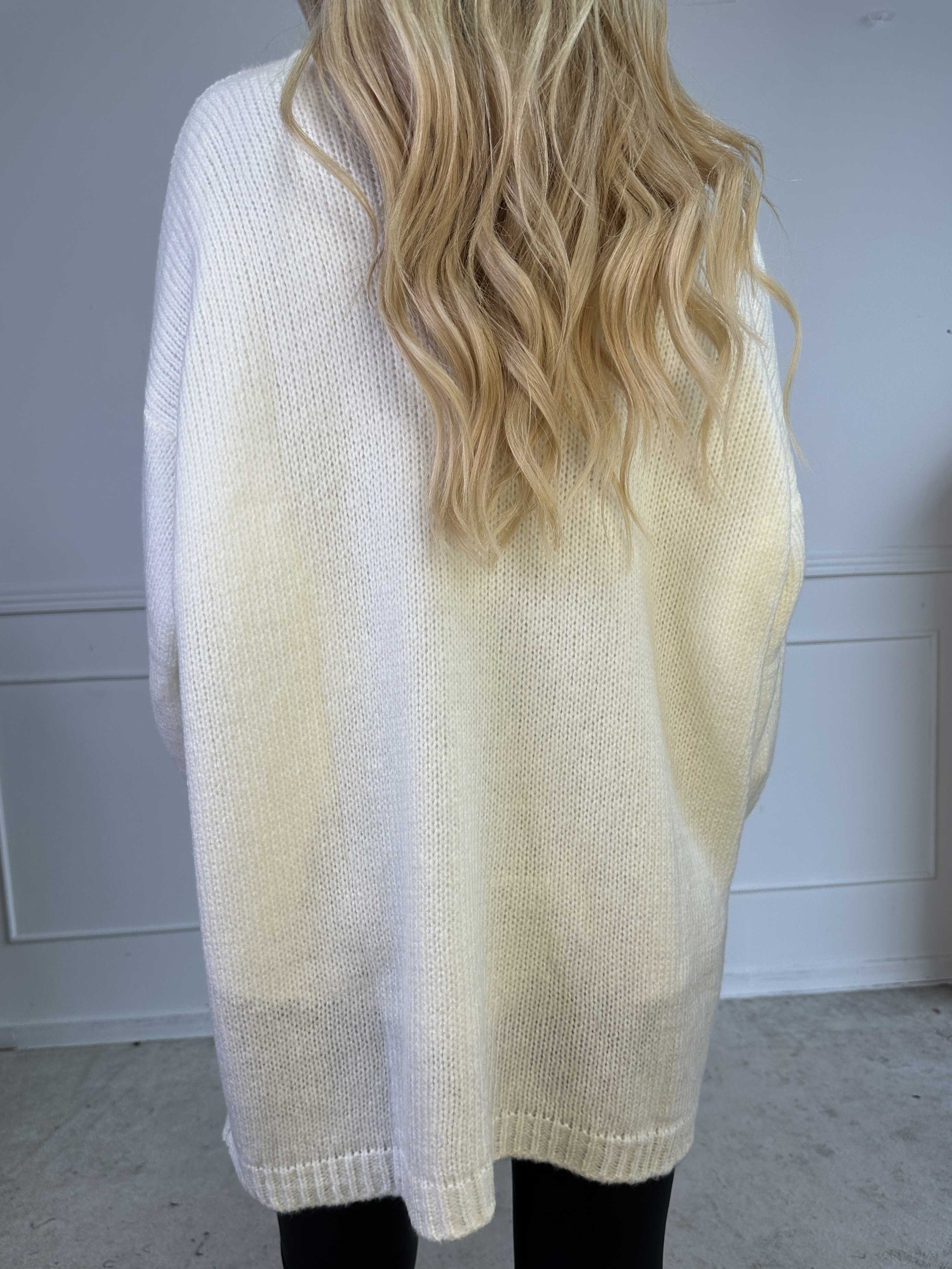 Celeste - Stickad kofta med guldknappar och söta volangärmar