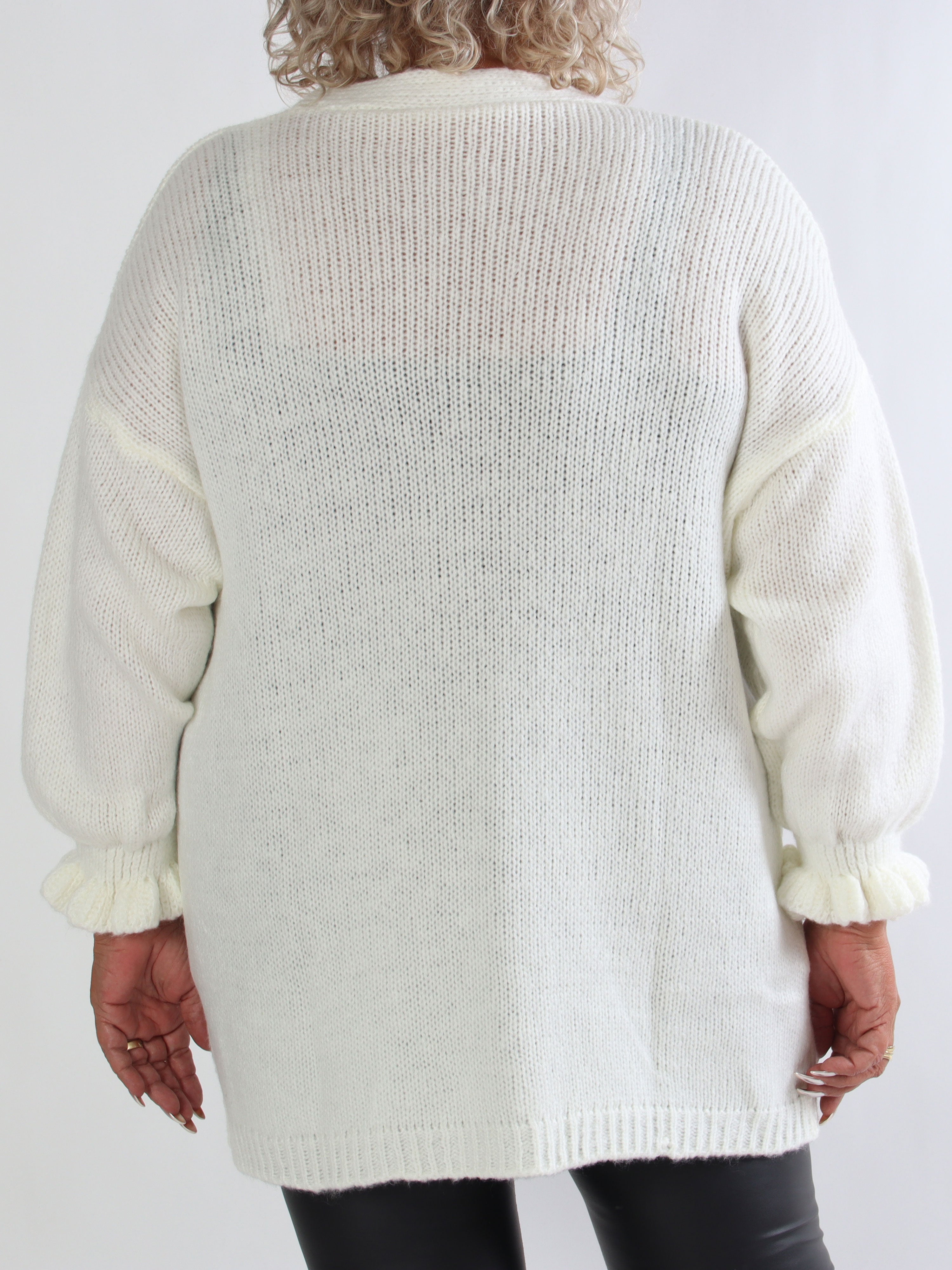 Celeste - Stickad plus size kofta med guldknappar och volangärmar