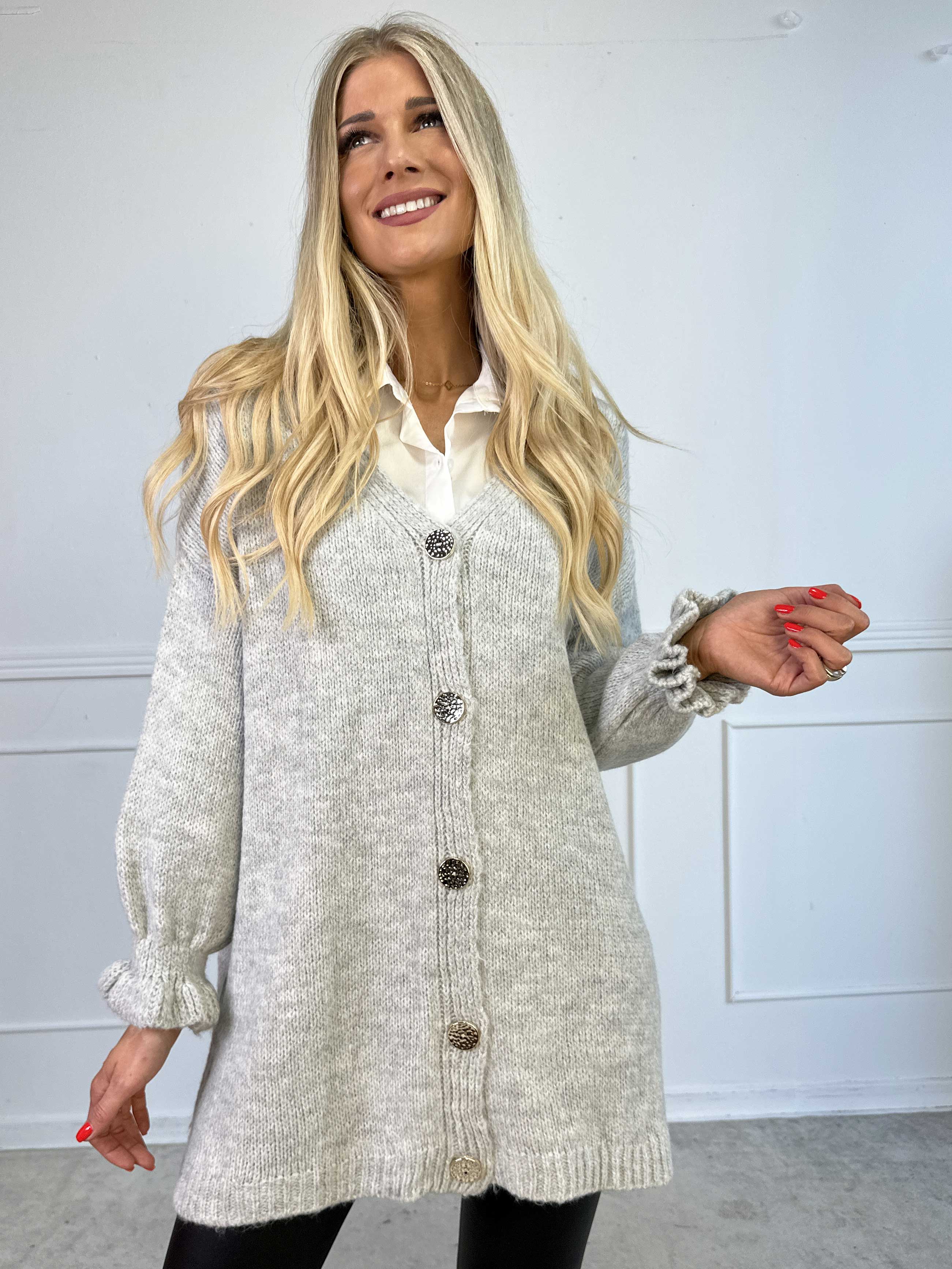 Celeste - Stickad kofta med guldknappar och söta volangärmar