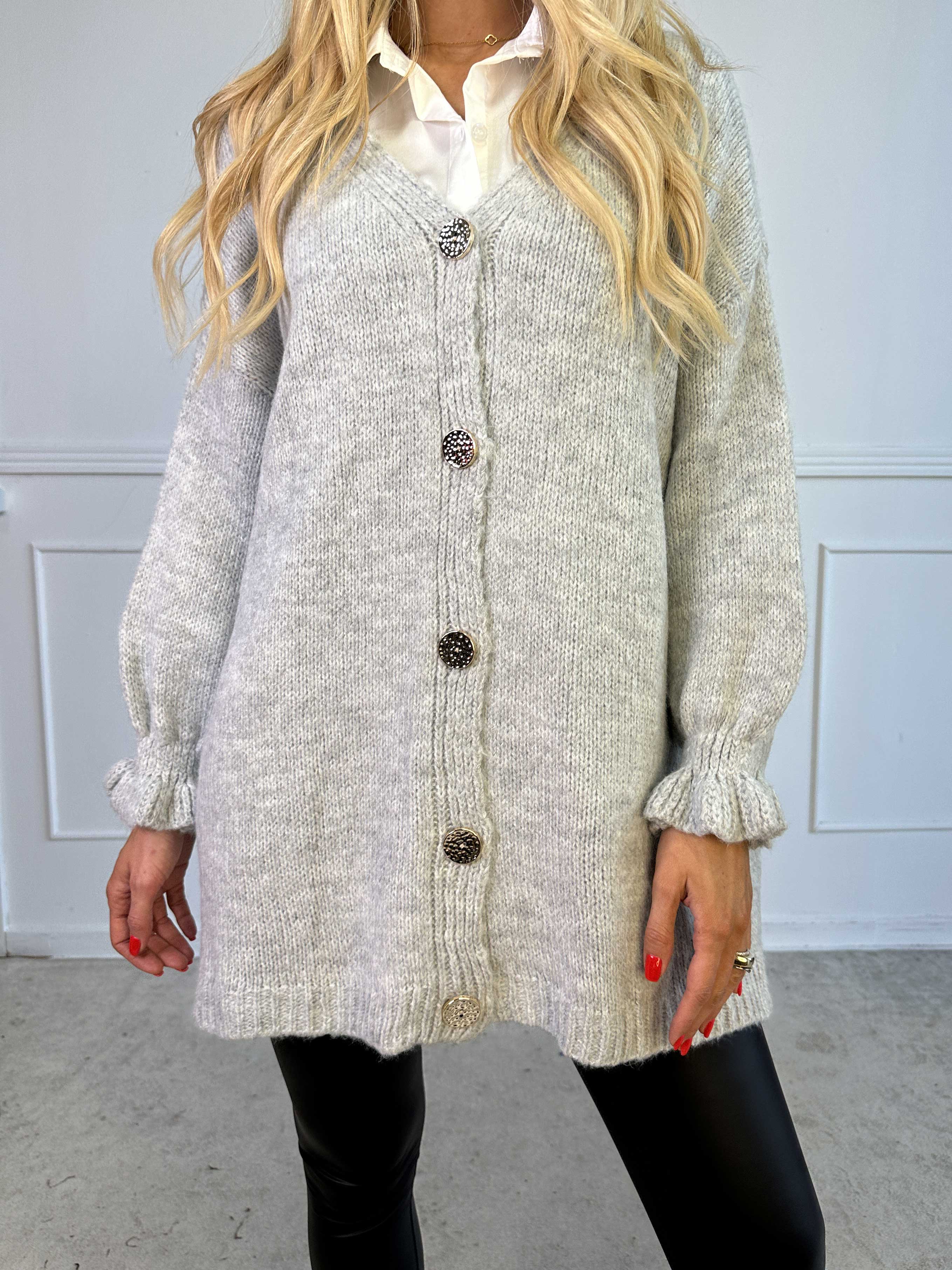 Celeste - Stickad kofta med guldknappar och söta volangärmar