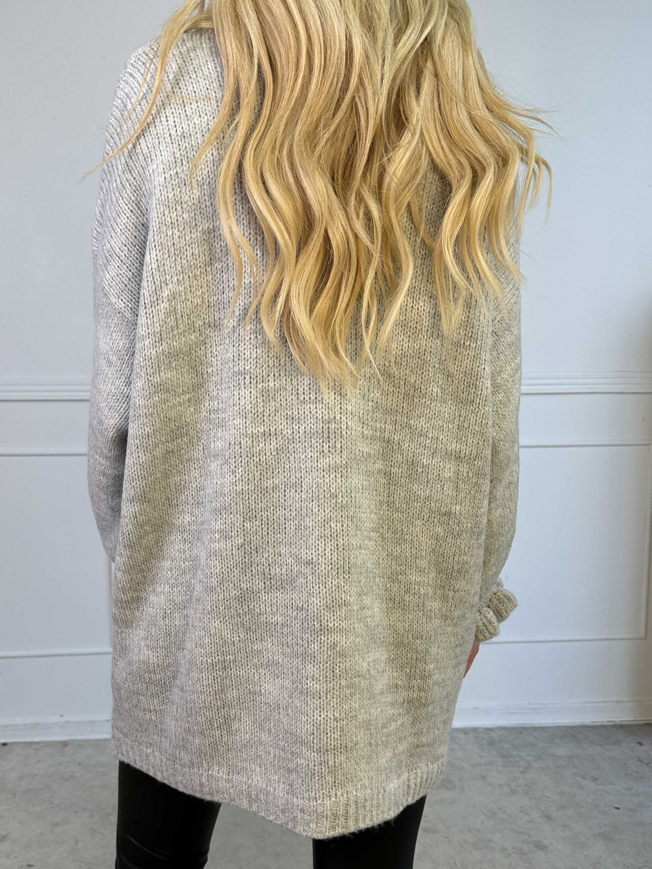 Celeste - Stickad kofta med guldknappar och söta volangärmar