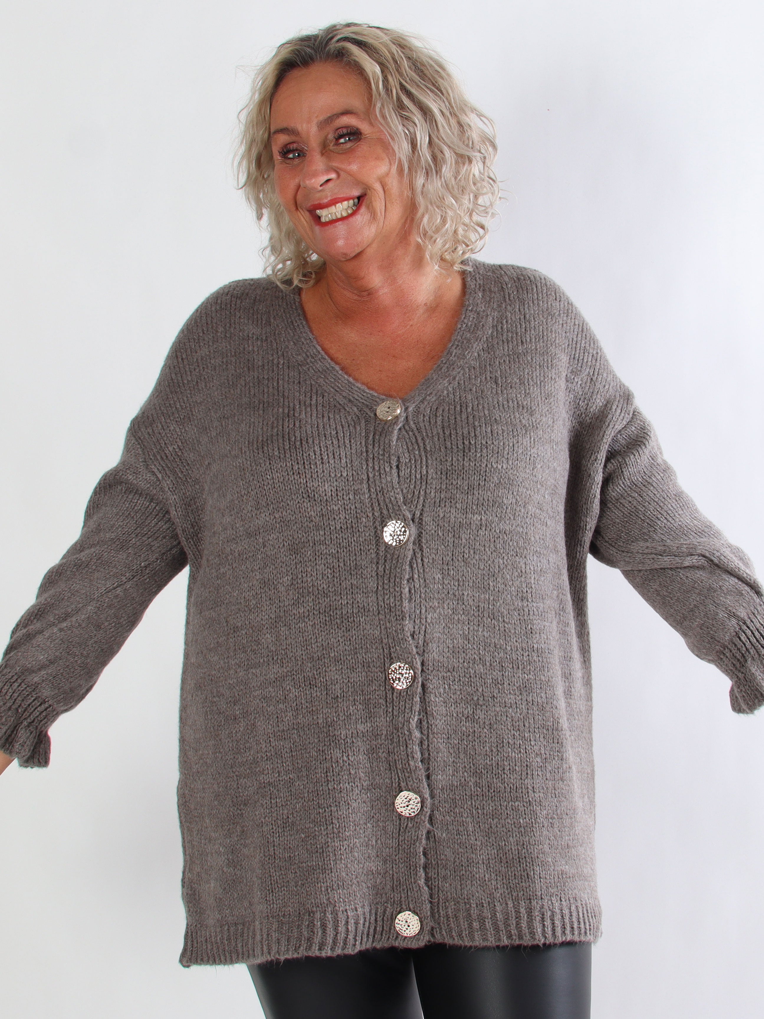 Celeste - Stickad plus size kofta med guldknappar och volangärmar