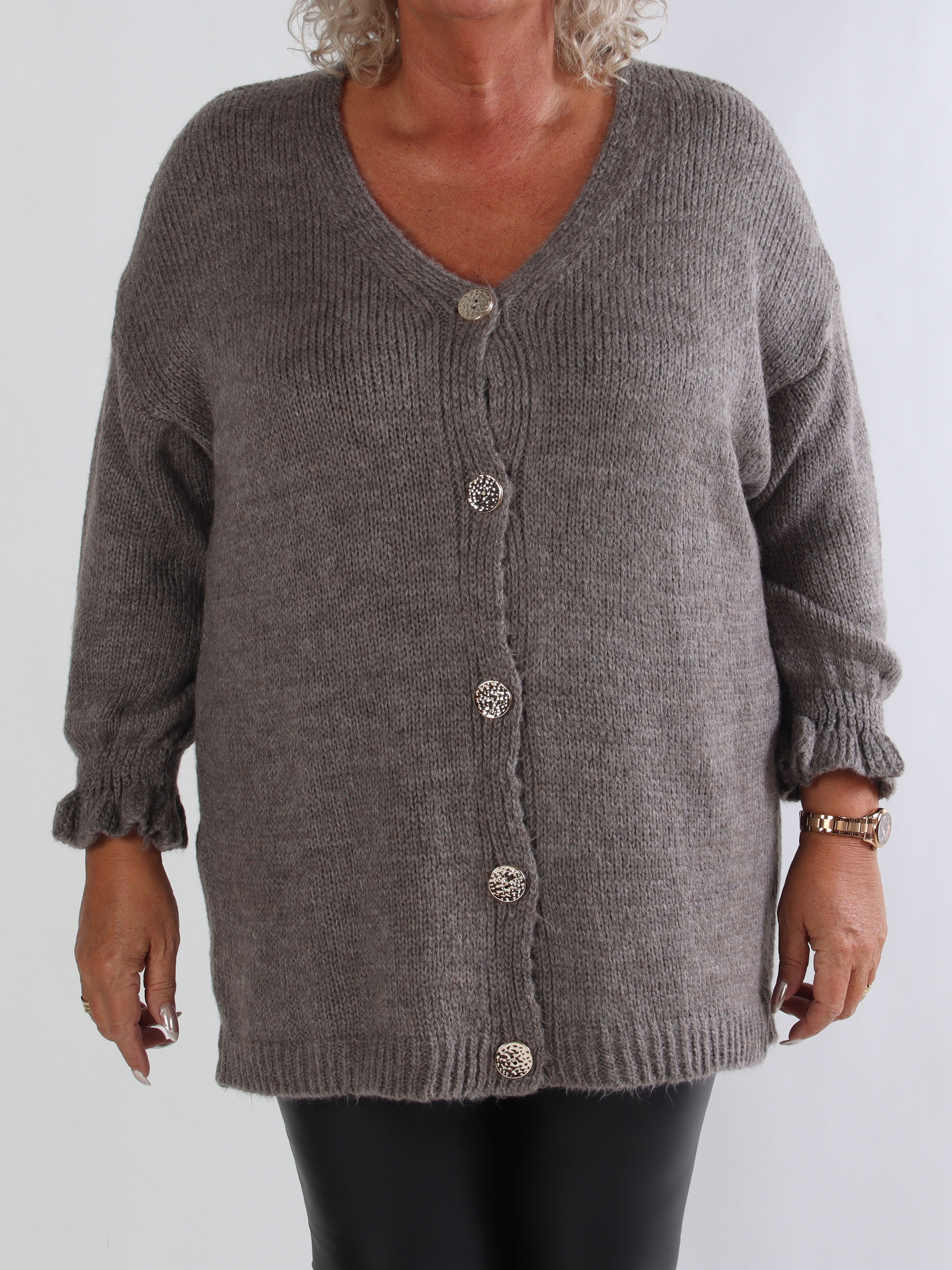 Celeste - Stickad plus size kofta med guldknappar och volangärmar