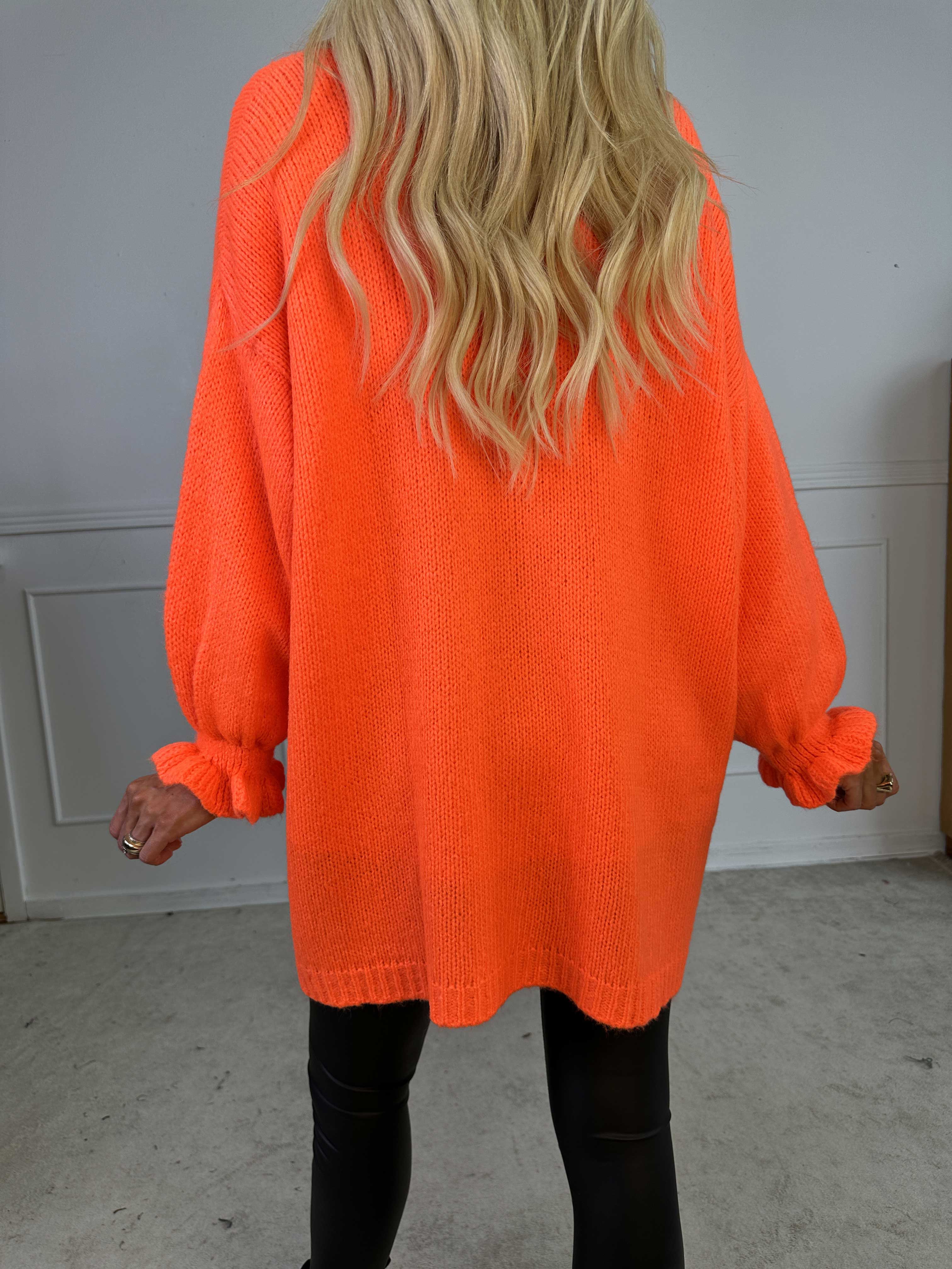 Celeste - Stickad kofta med guldknappar och söta volangärmar