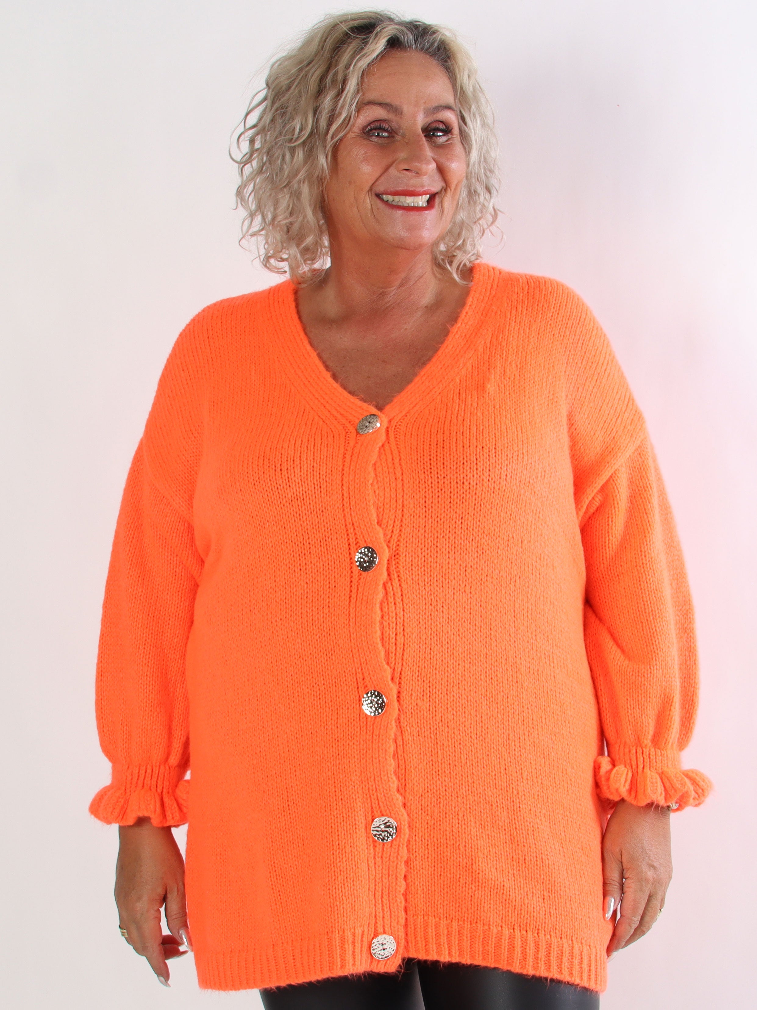 Celeste - Stickad plus size kofta med guldknappar och volangärmar