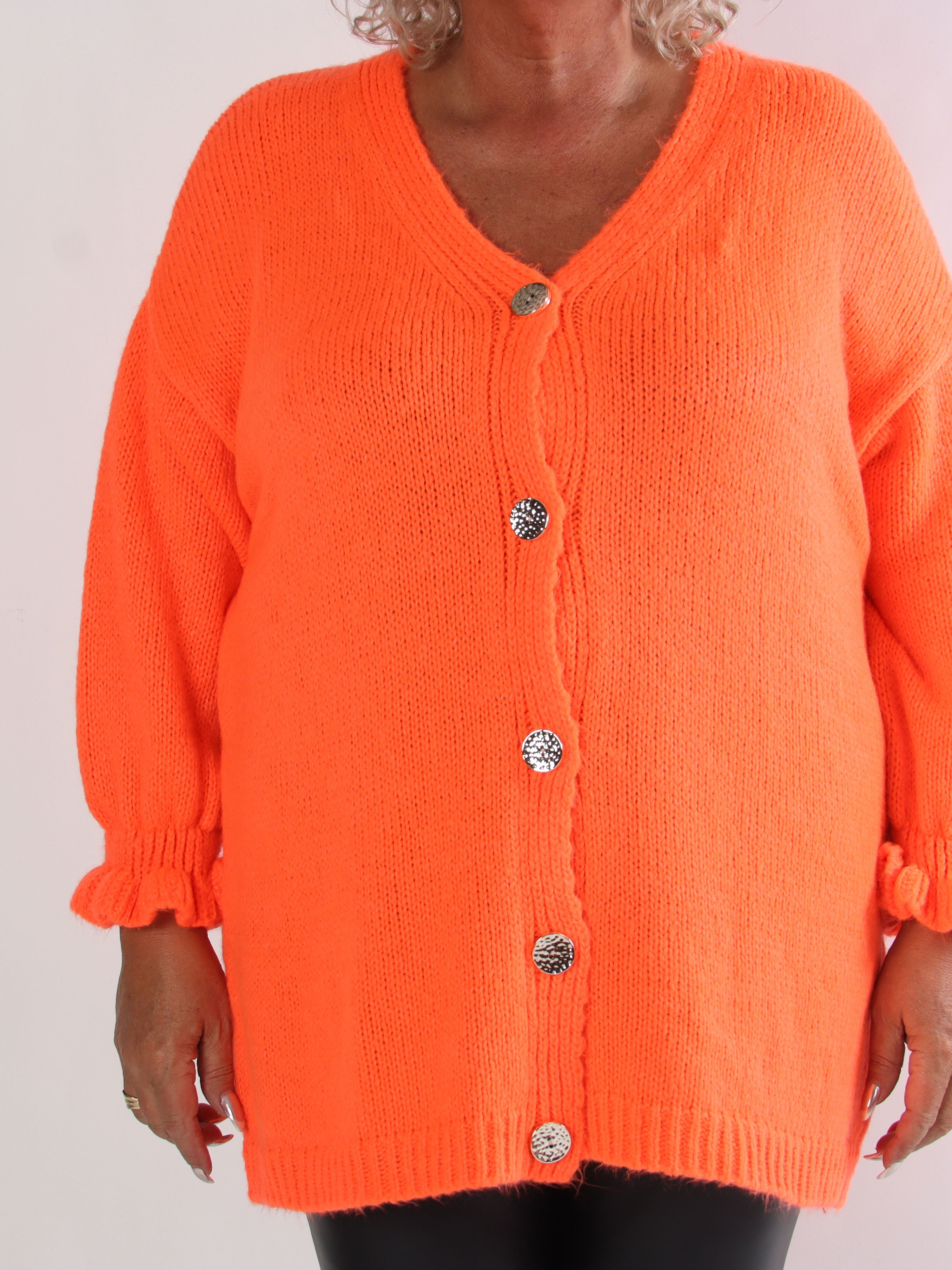 Celeste - Stickad plus size kofta med guldknappar och volangärmar