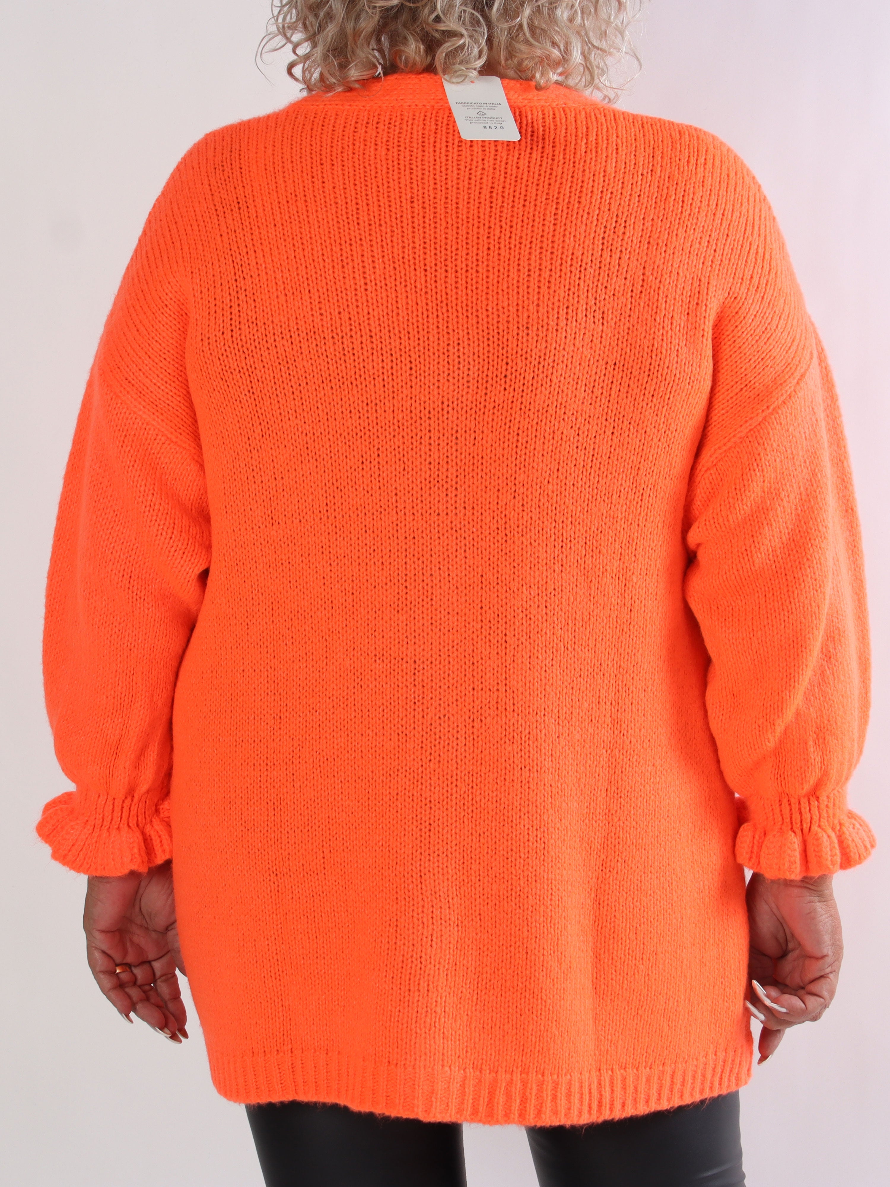 Celeste - Stickad plus size kofta med guldknappar och volangärmar