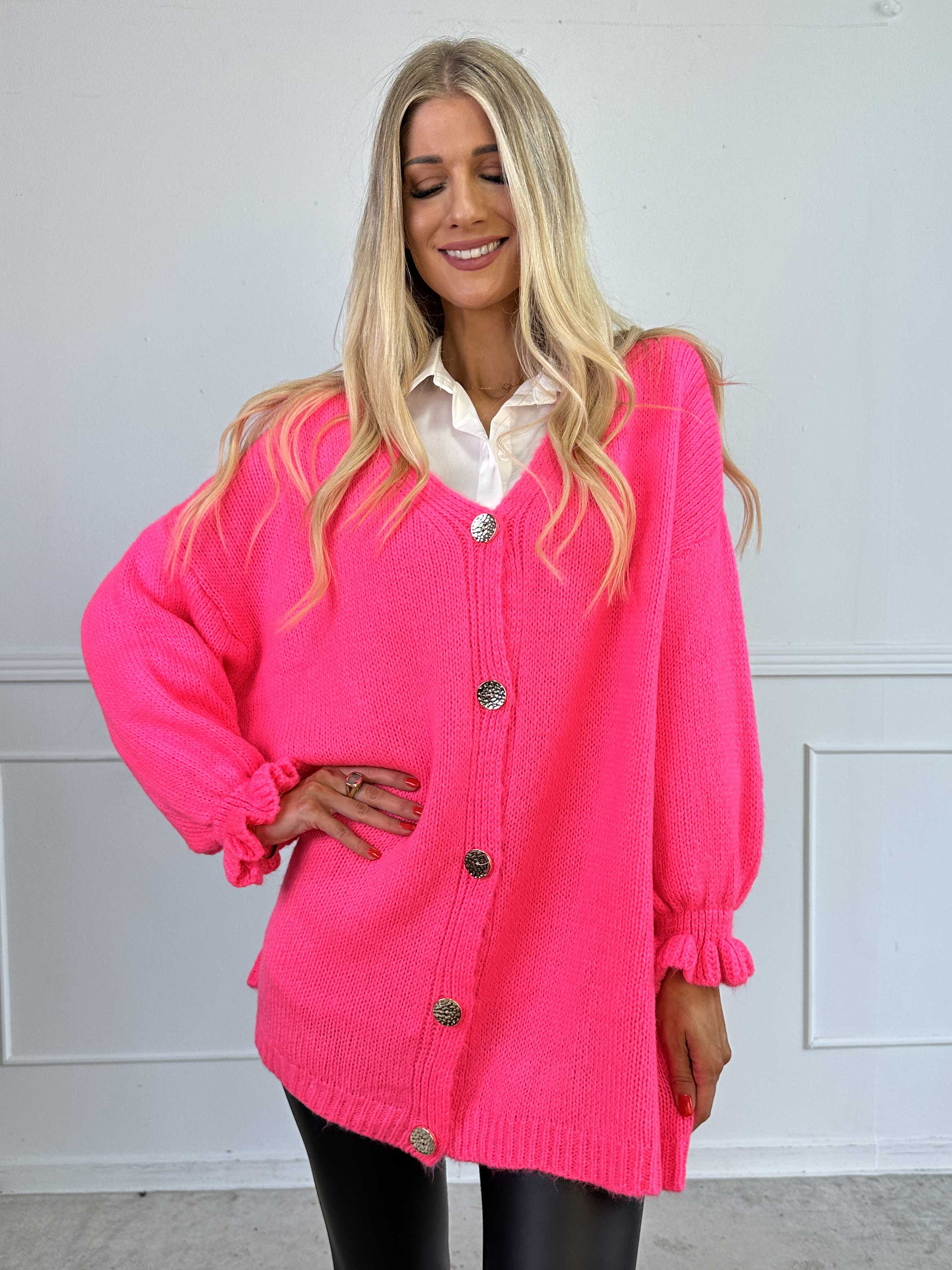 Celeste - Stickad kofta med guldknappar och söta volangärmar