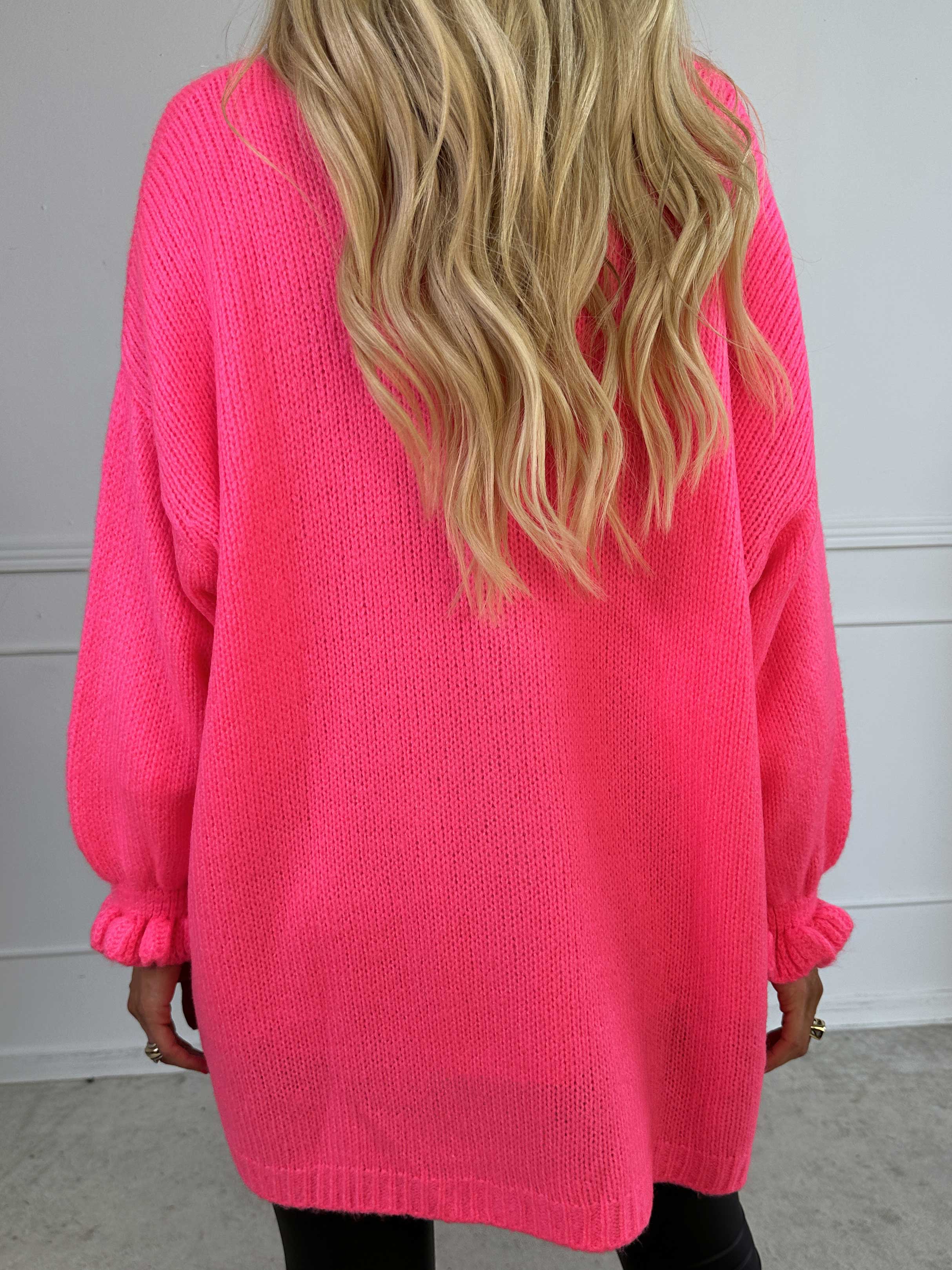 Celeste - Stickad kofta med guldknappar och söta volangärmar