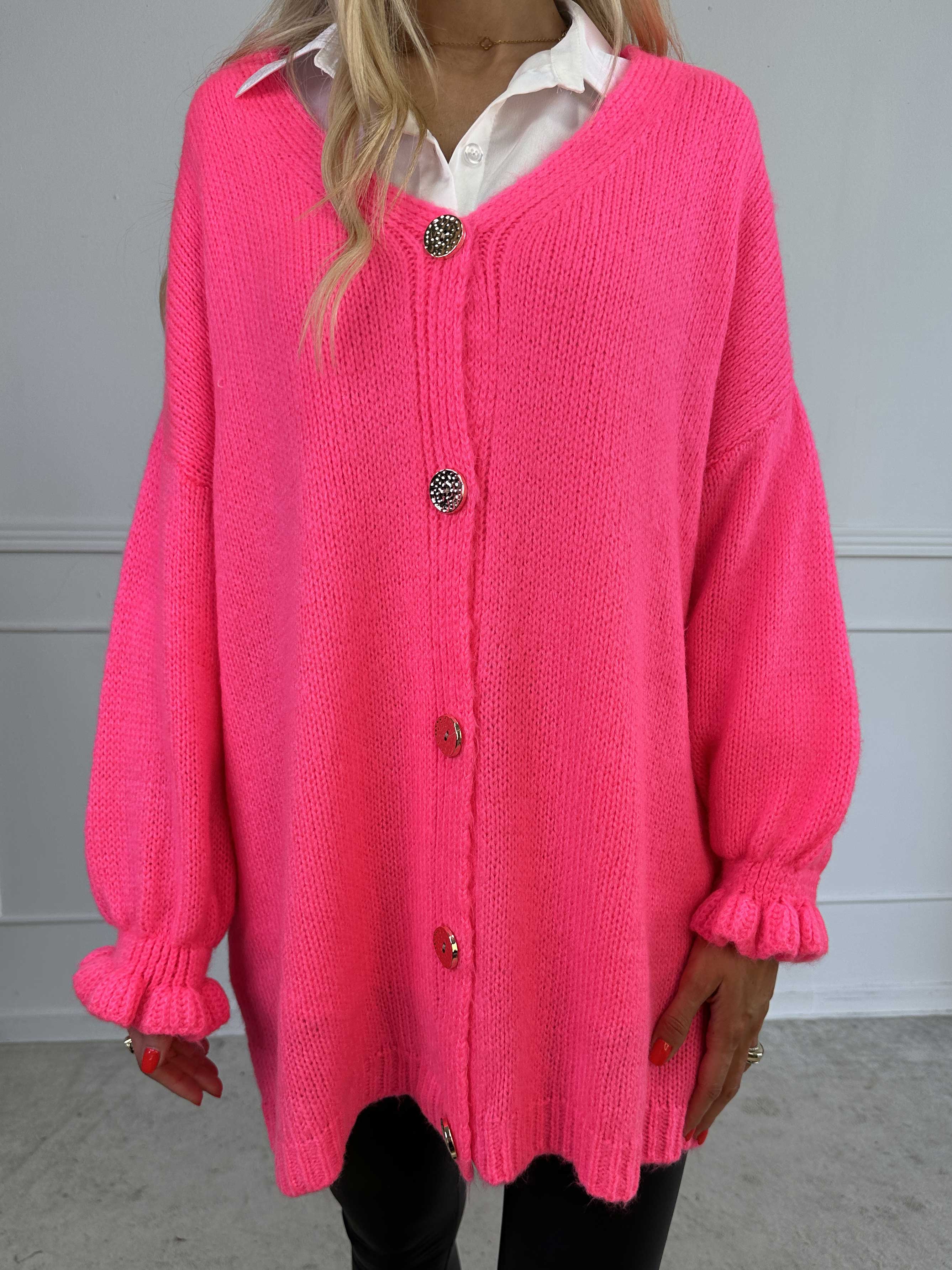 Celeste - Stickad kofta med guldknappar och söta volangärmar