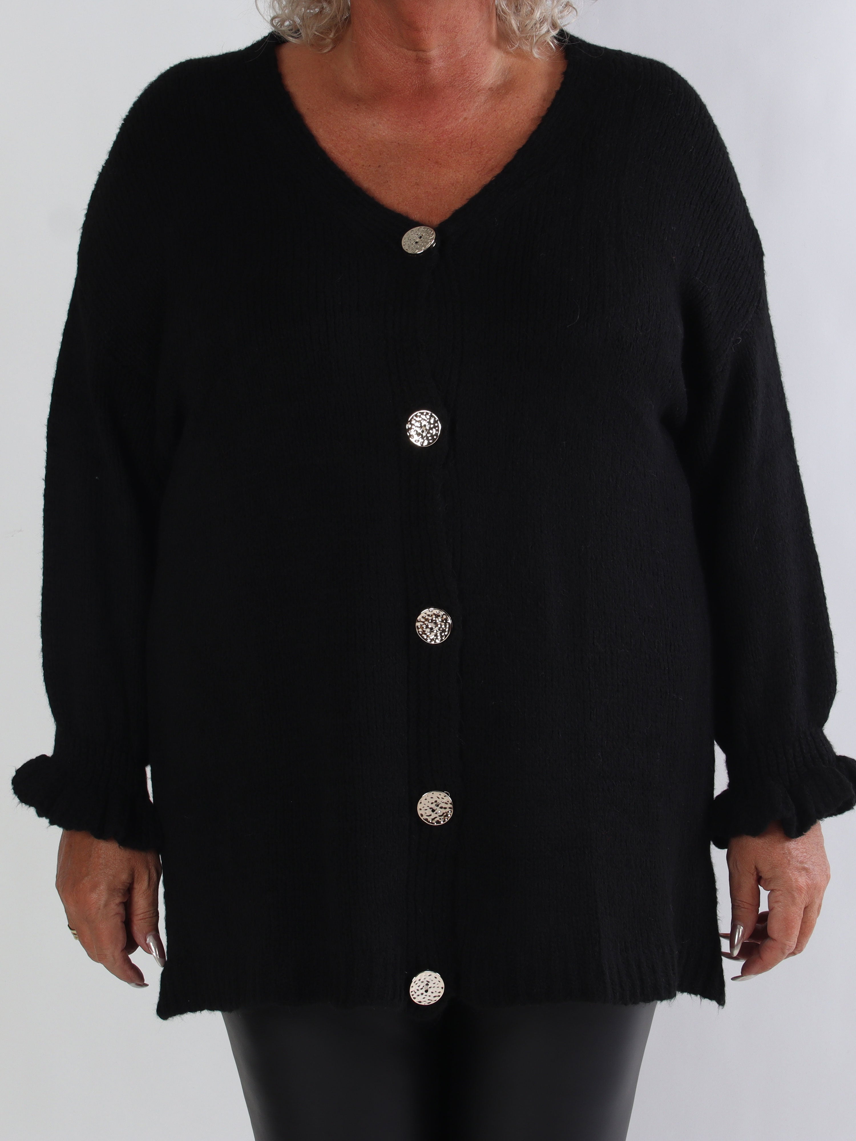 Celeste - Stickad plus size kofta med guldknappar och volangärmar