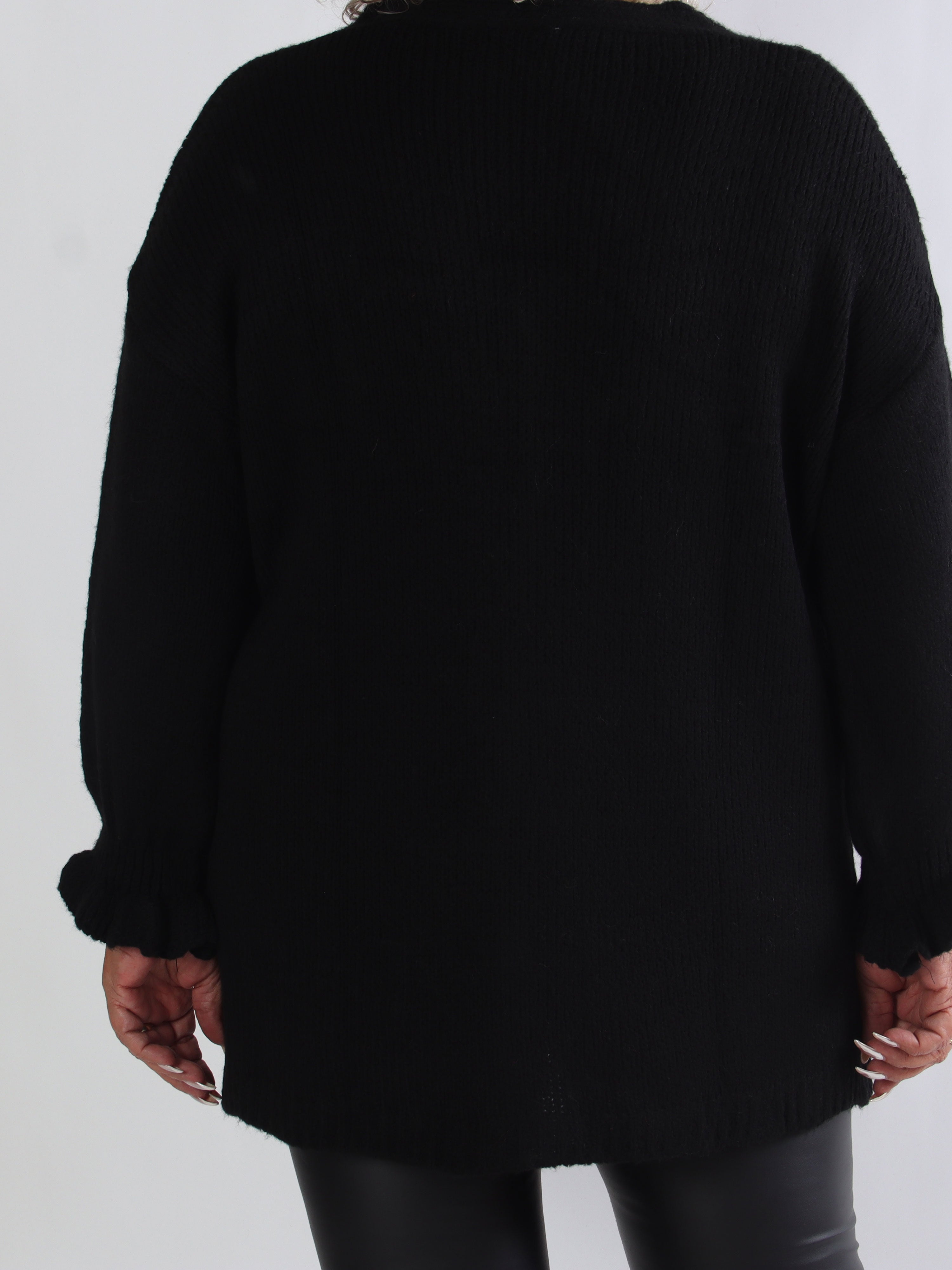 Celeste - Stickad plus size kofta med guldknappar och volangärmar