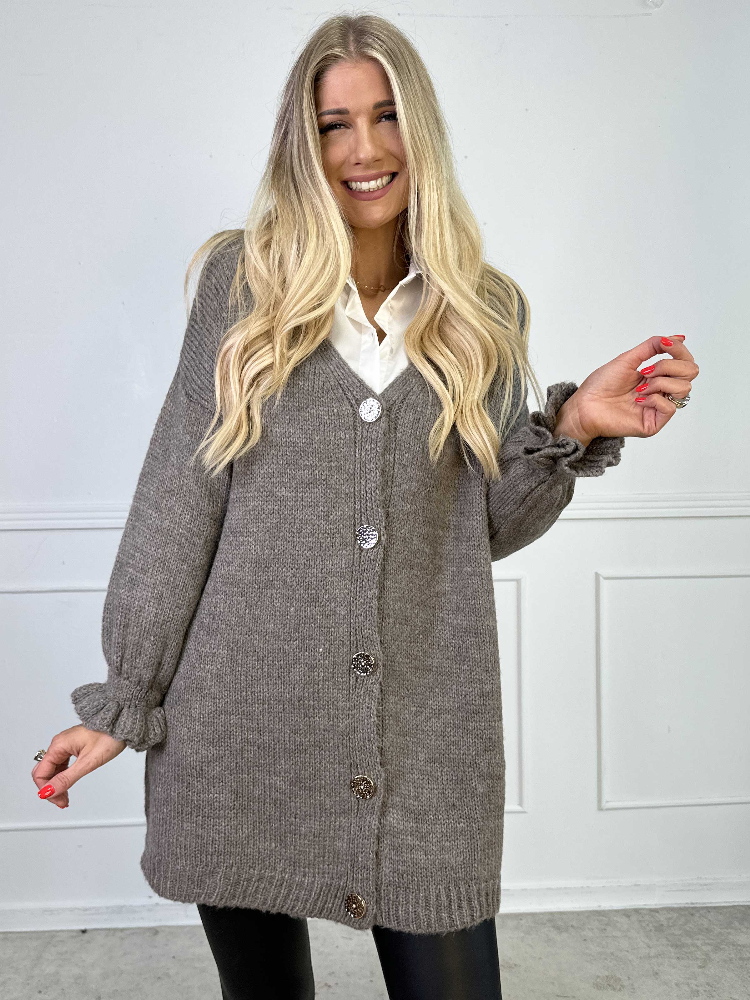 Celeste - Stickad kofta med guldknappar och söta volangärmar