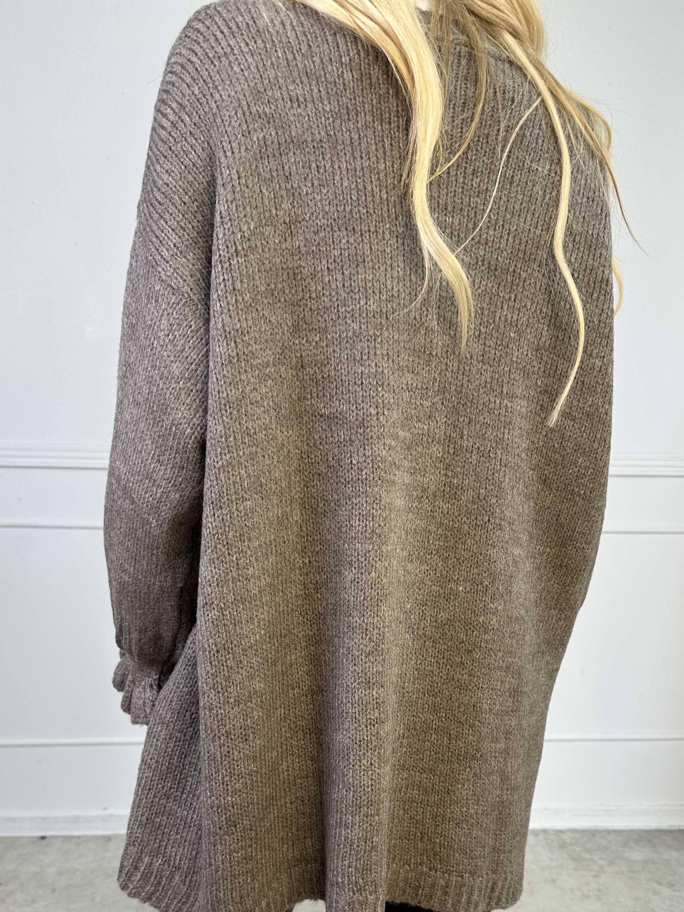 Celeste - Stickad kofta med guldknappar och söta volangärmar