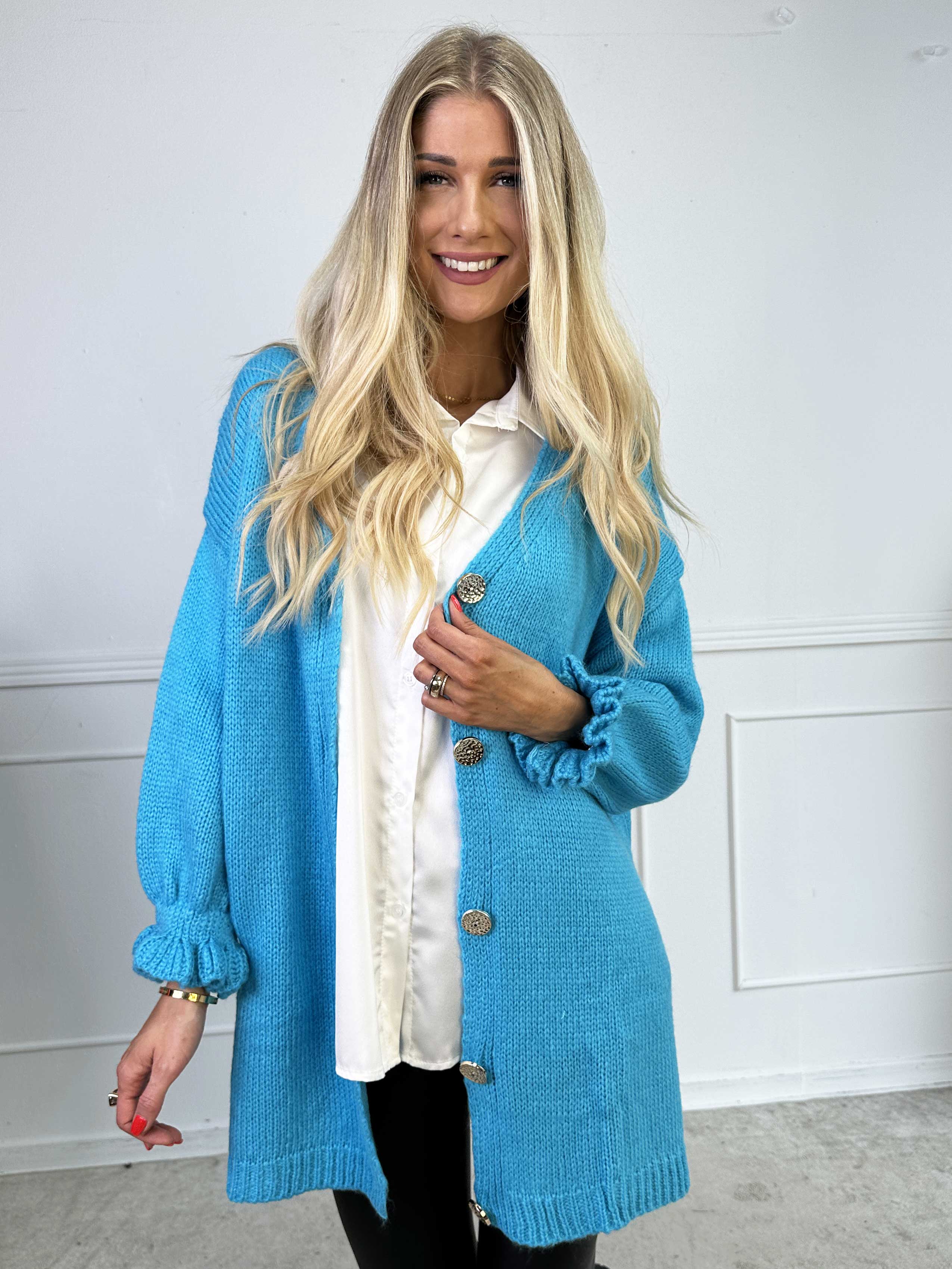 Celeste - Stickad kofta med guldknappar och söta volangärmar