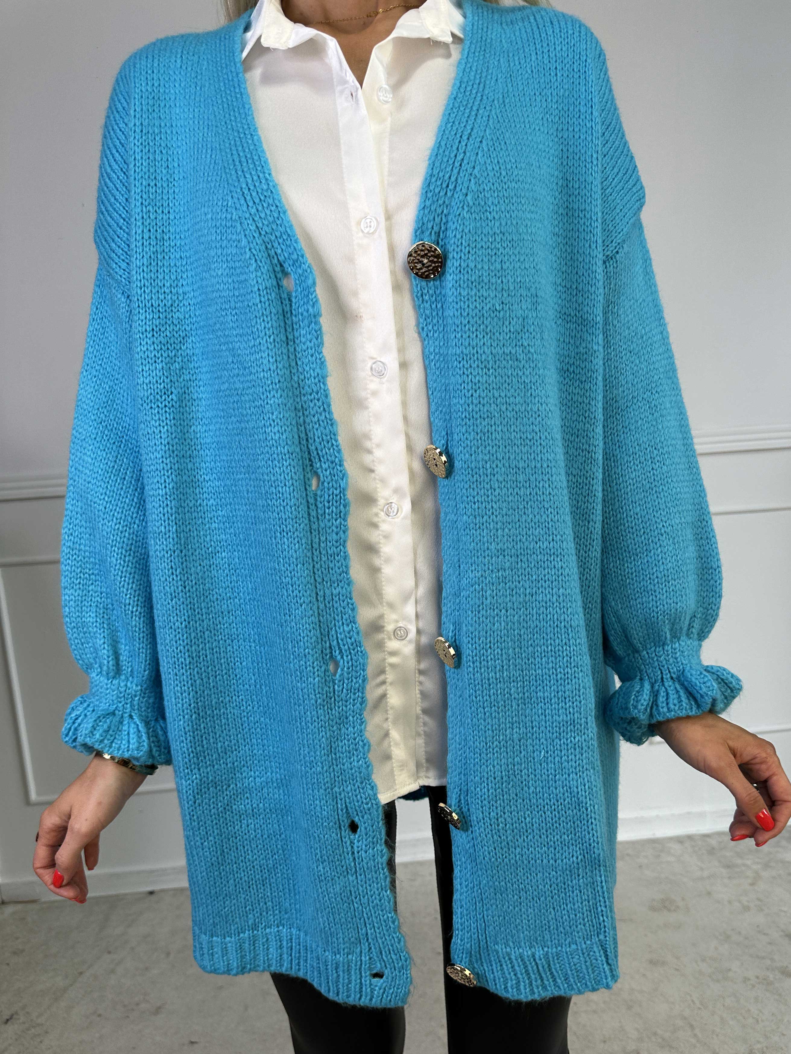 Celeste - Stickad kofta med guldknappar och söta volangärmar