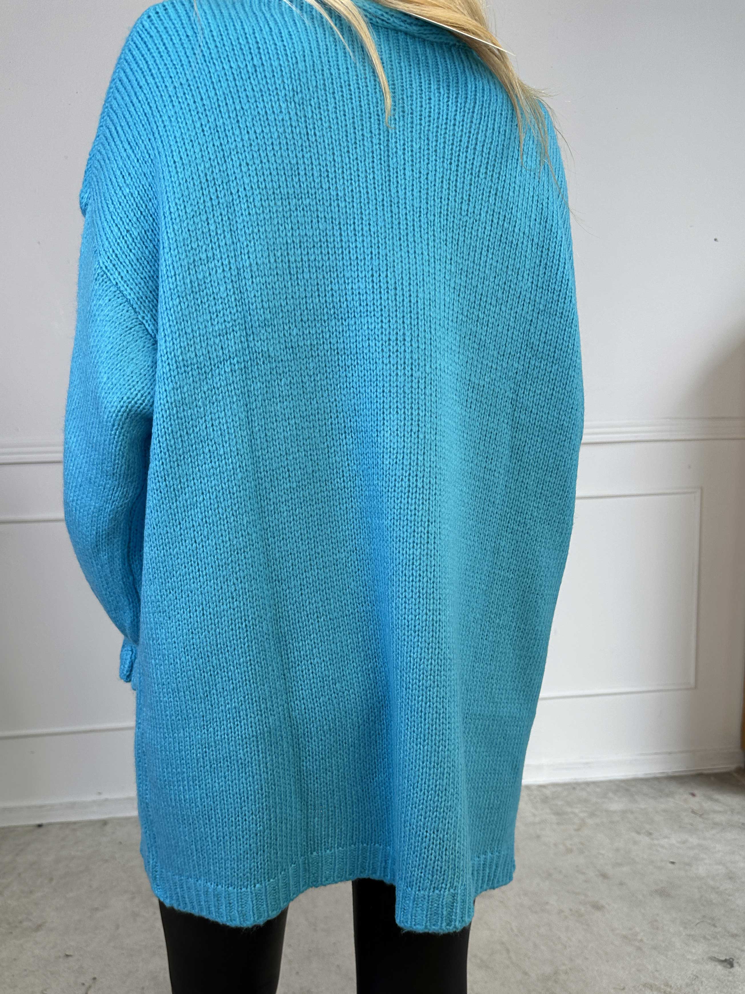 Celeste - Stickad kofta med guldknappar och söta volangärmar