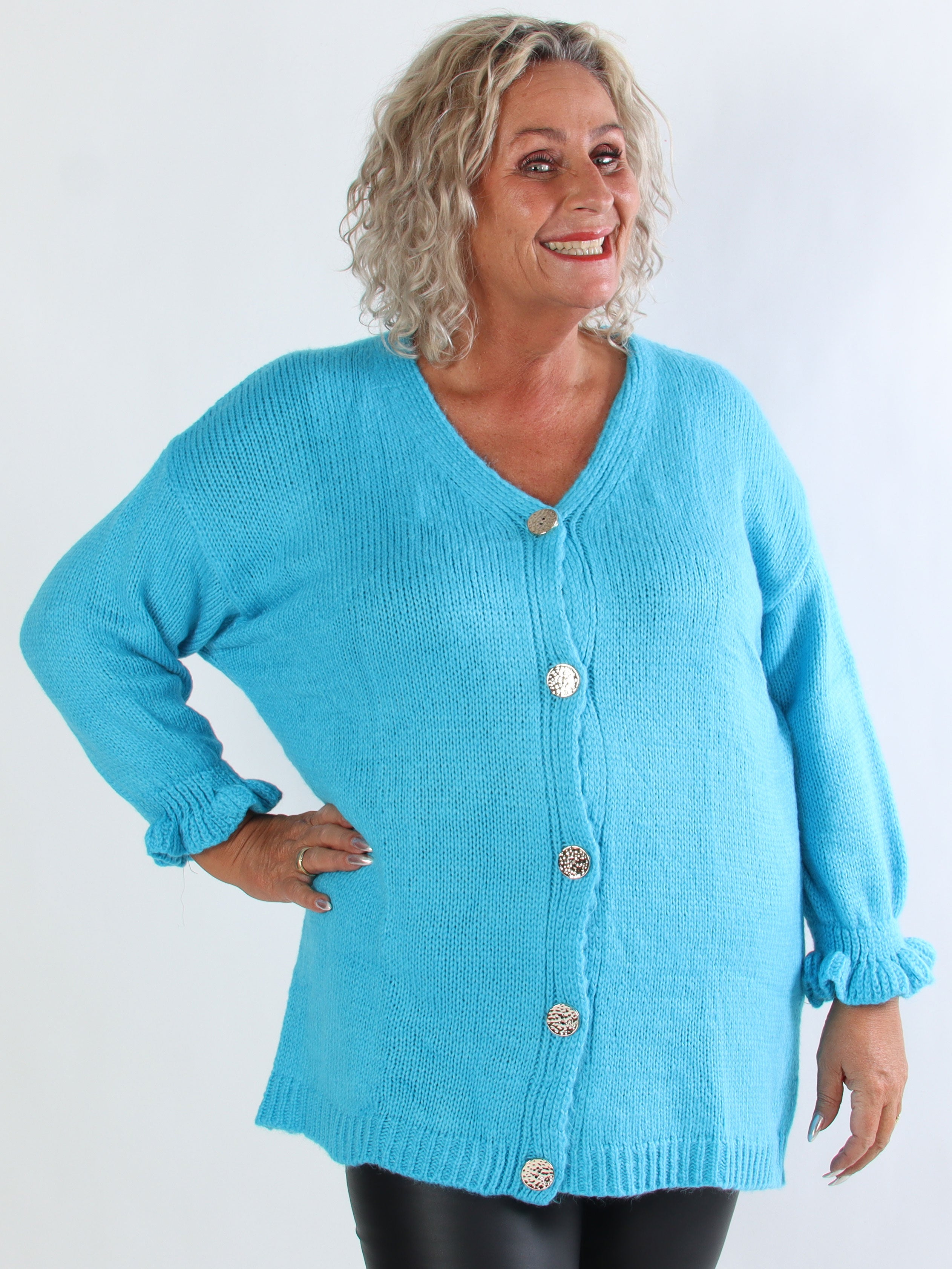 Celeste - Stickad plus size kofta med guldknappar och volangärmar
