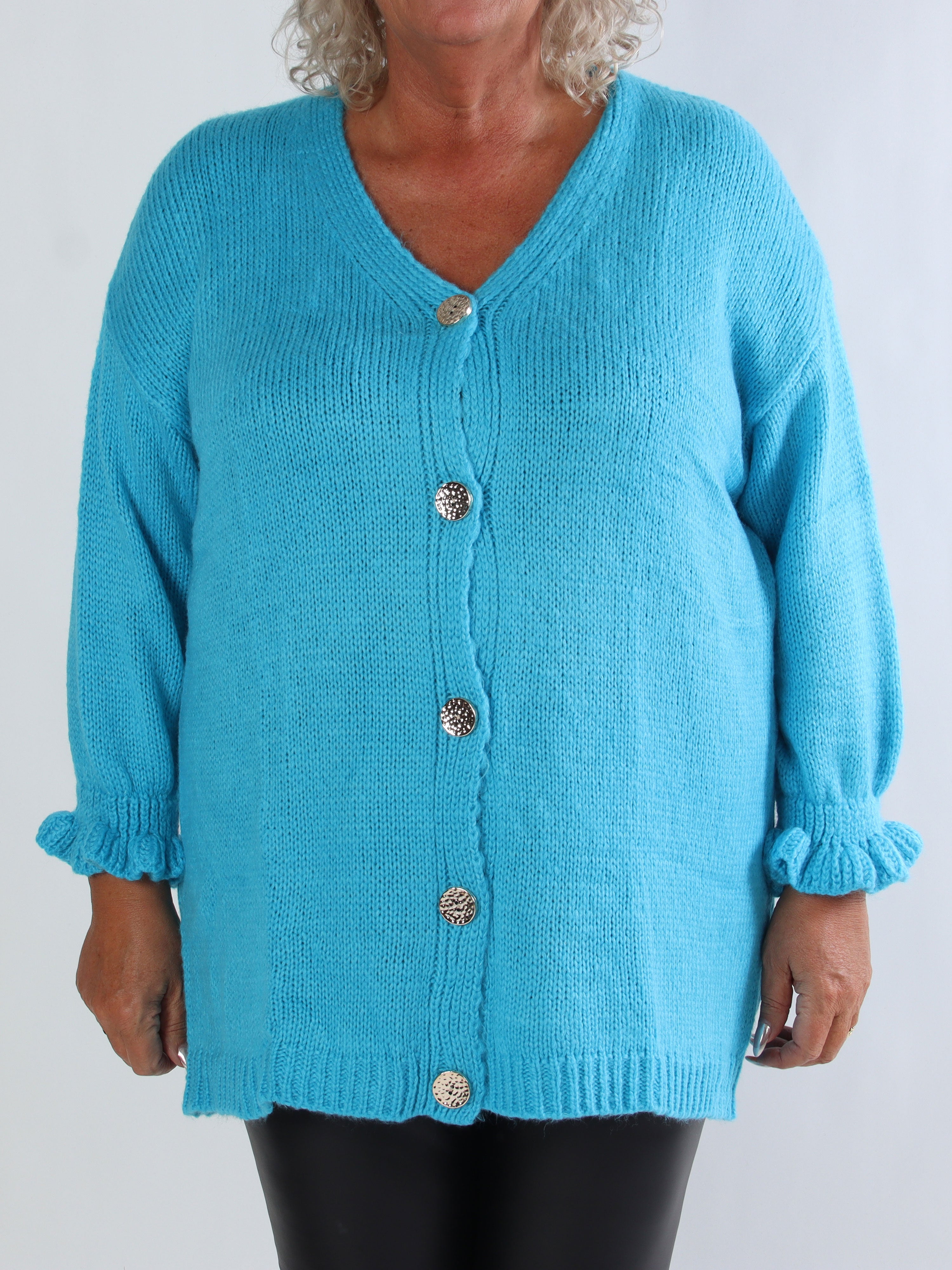 Celeste - Stickad plus size kofta med guldknappar och volangärmar