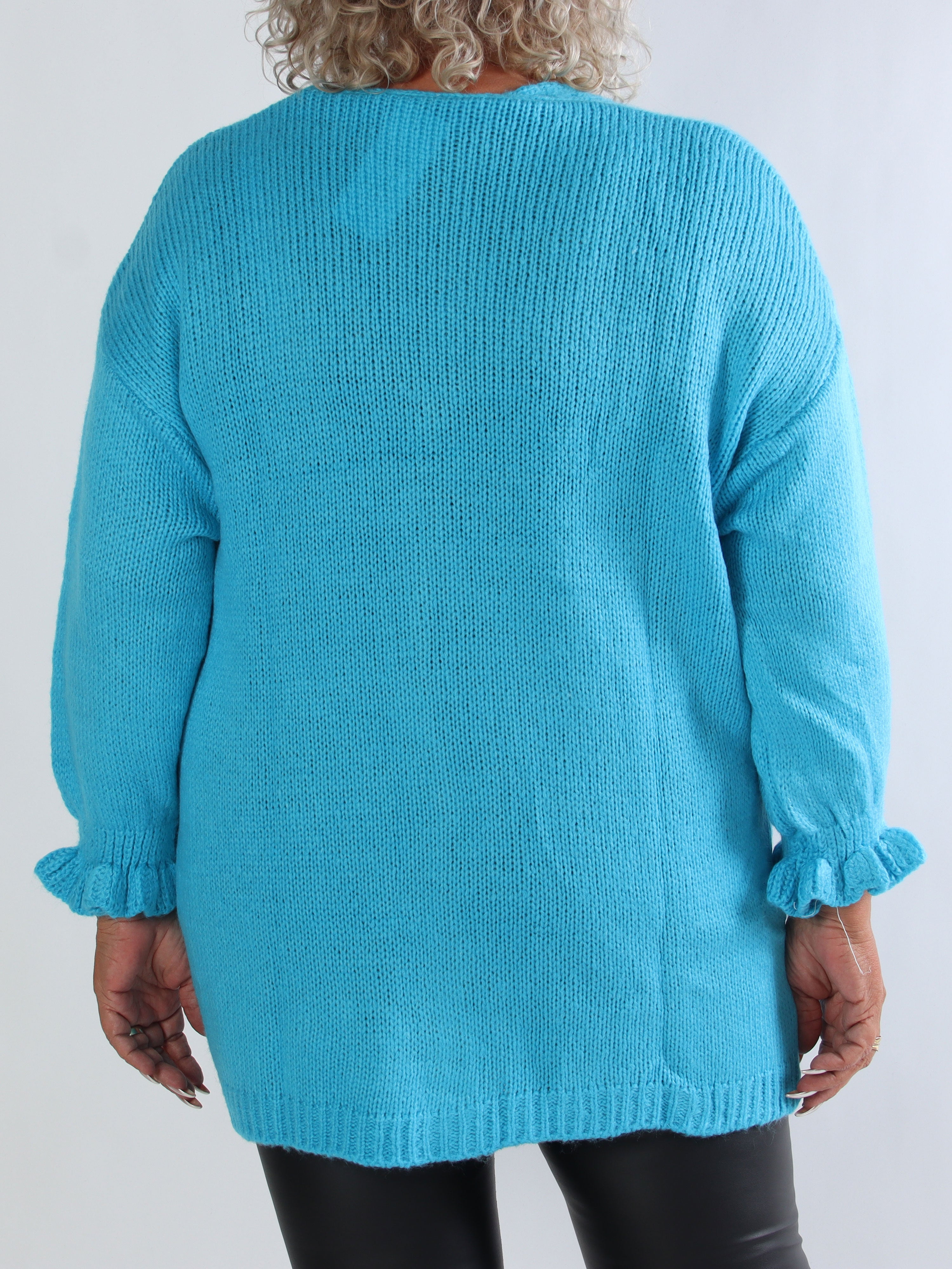 Celeste - Stickad plus size kofta med guldknappar och volangärmar