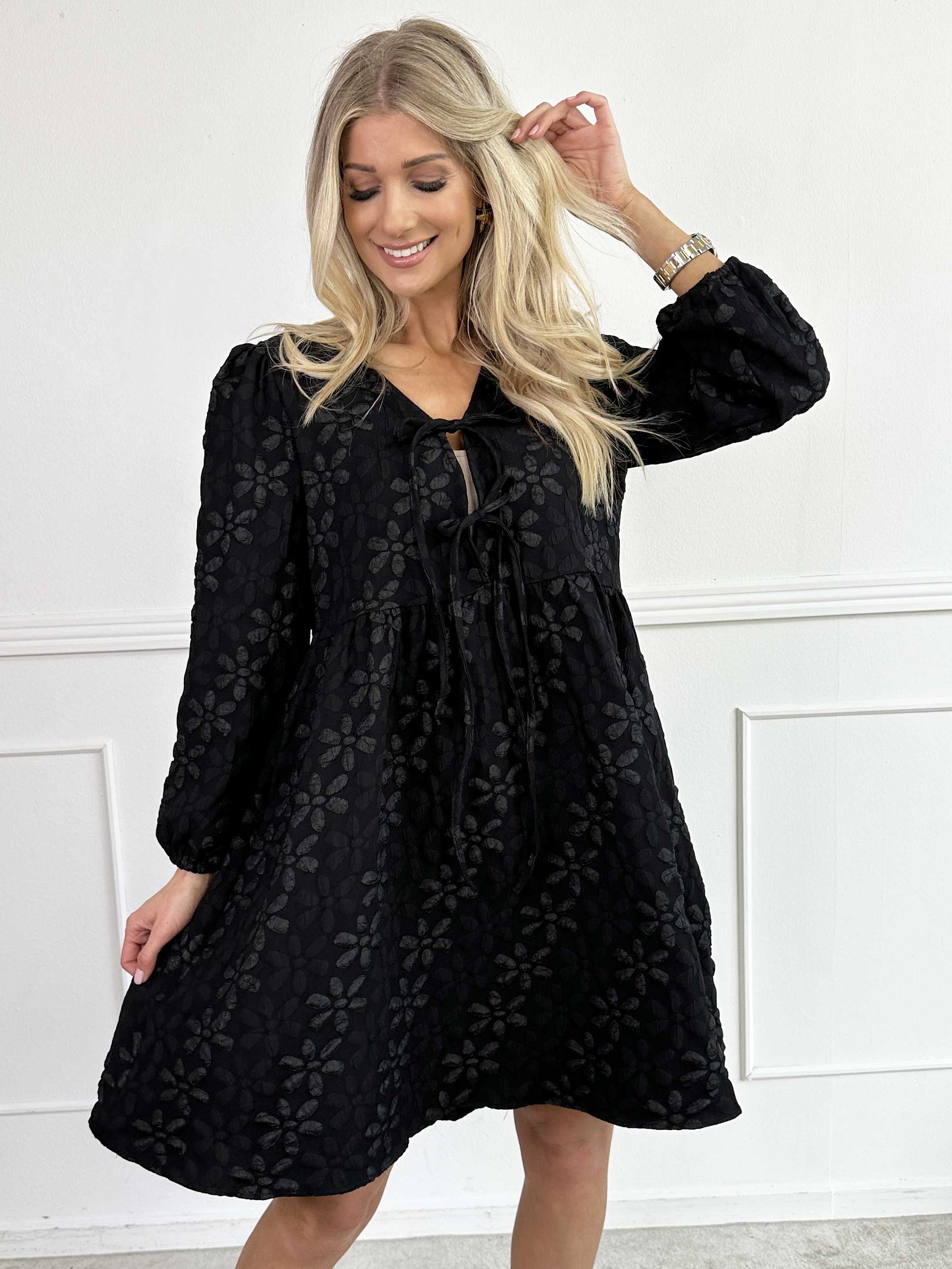 Cersei - Söt klänning med blommor och rosetter