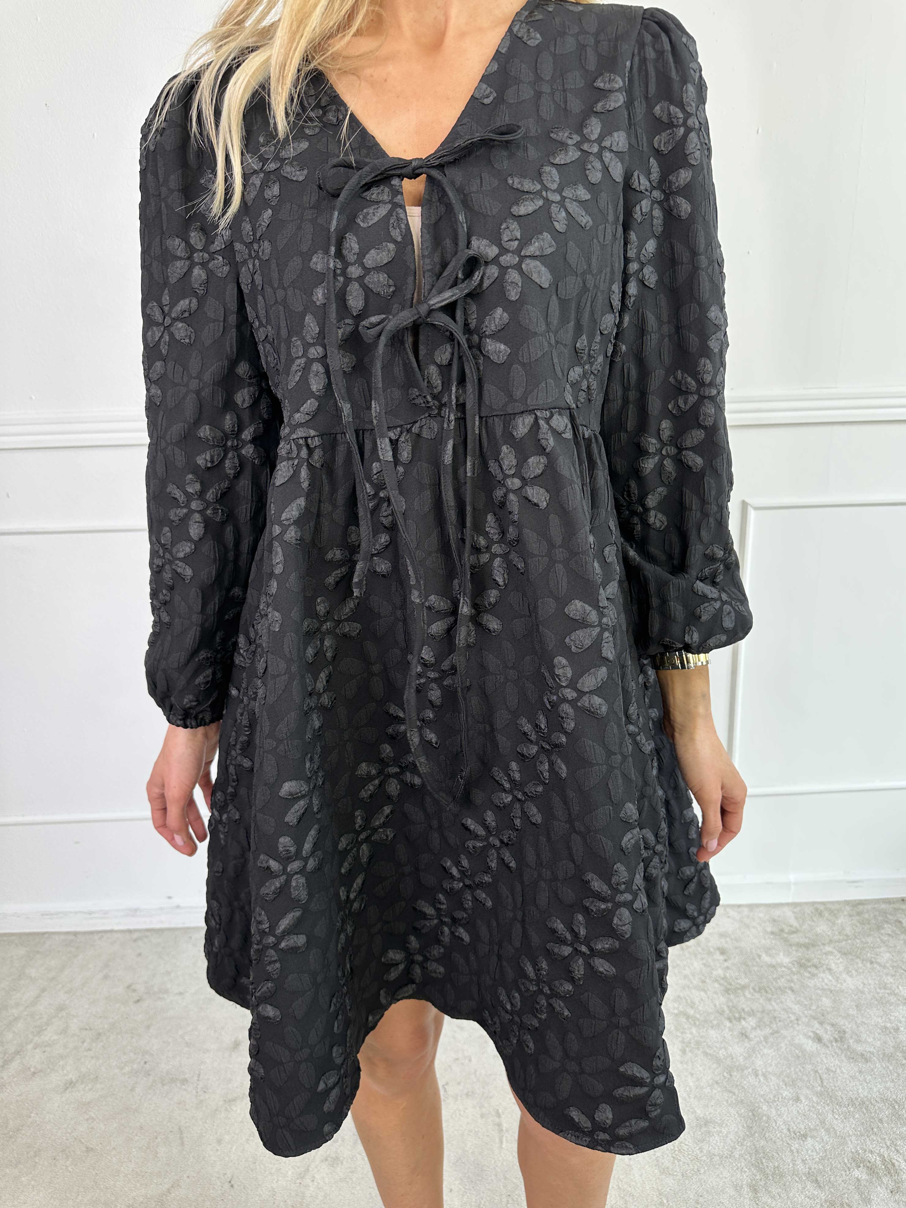 Cersei - Söt klänning med blommor och rosetter