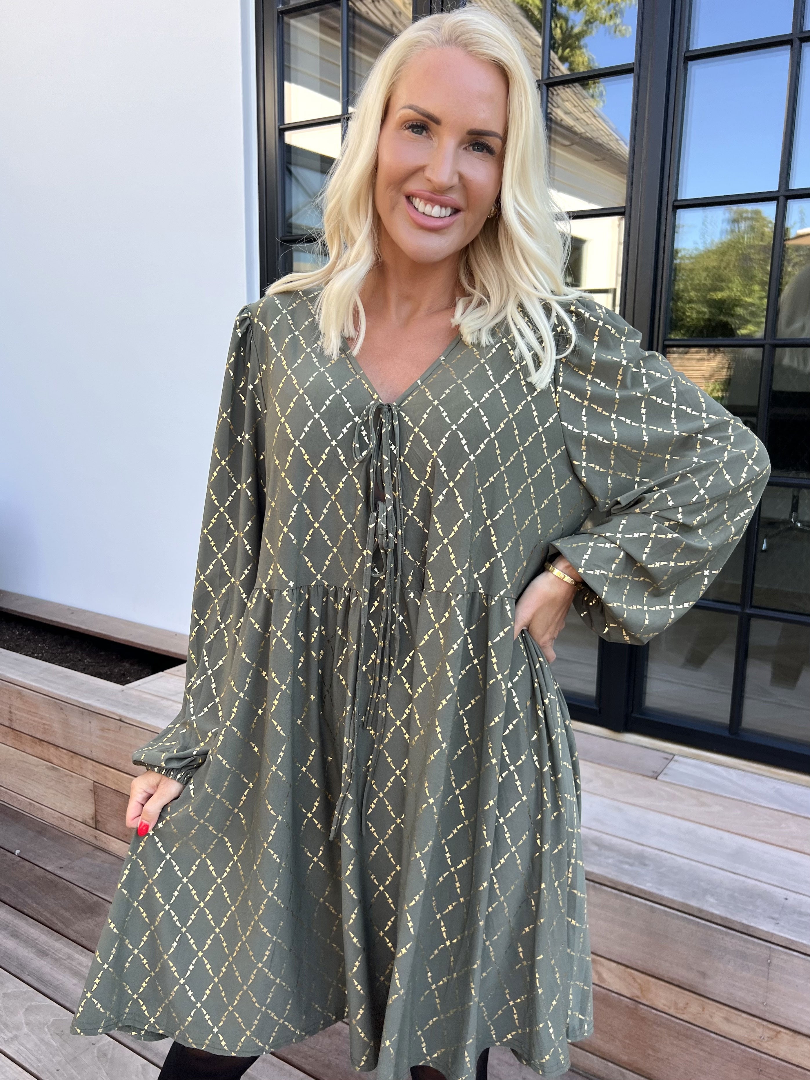 Cersei Gold Check - Babydoll klänning med guldfärgat mönster och rosetter