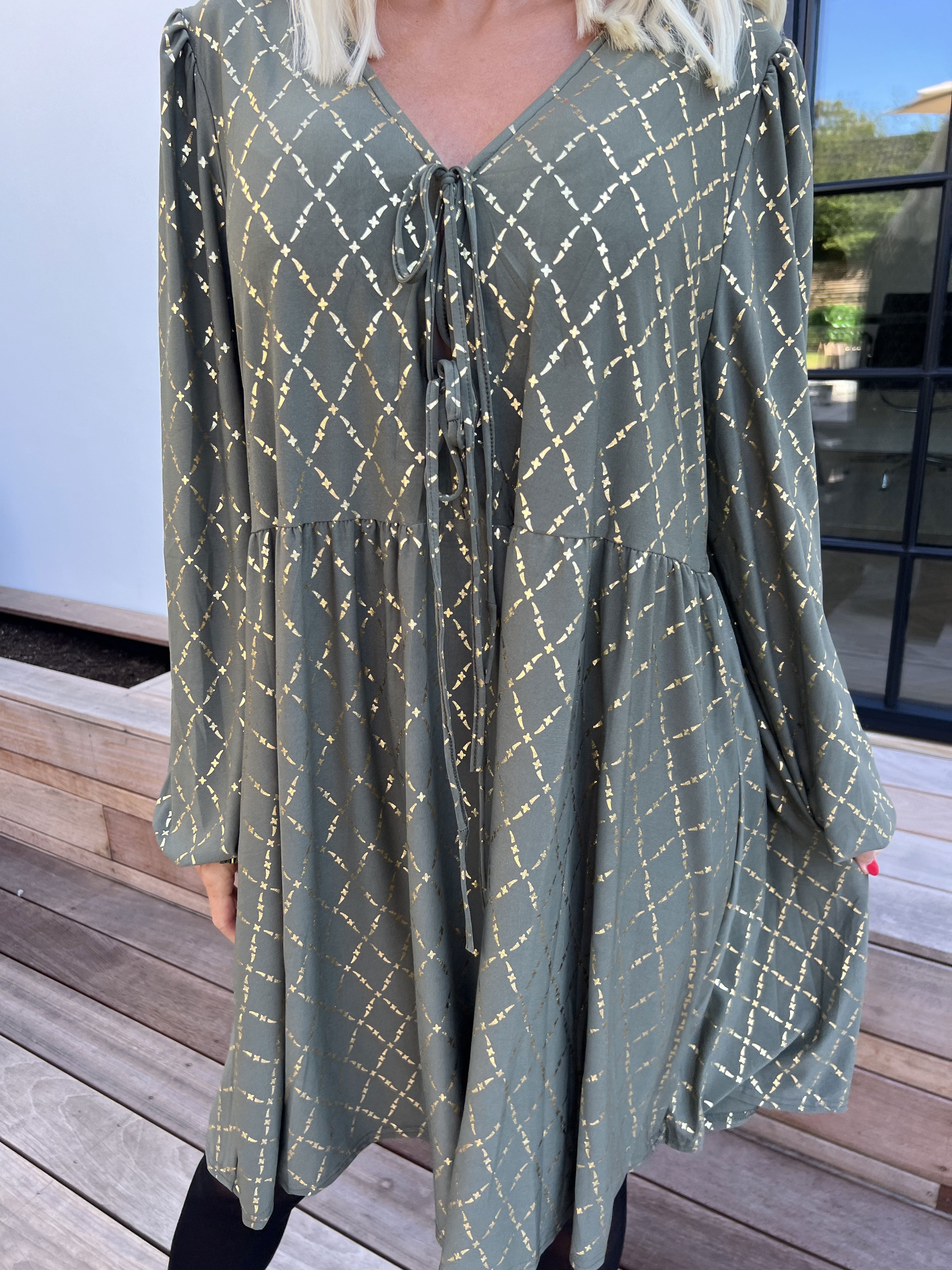 Cersei Gold Check - Babydoll klänning med guldfärgat mönster och rosetter