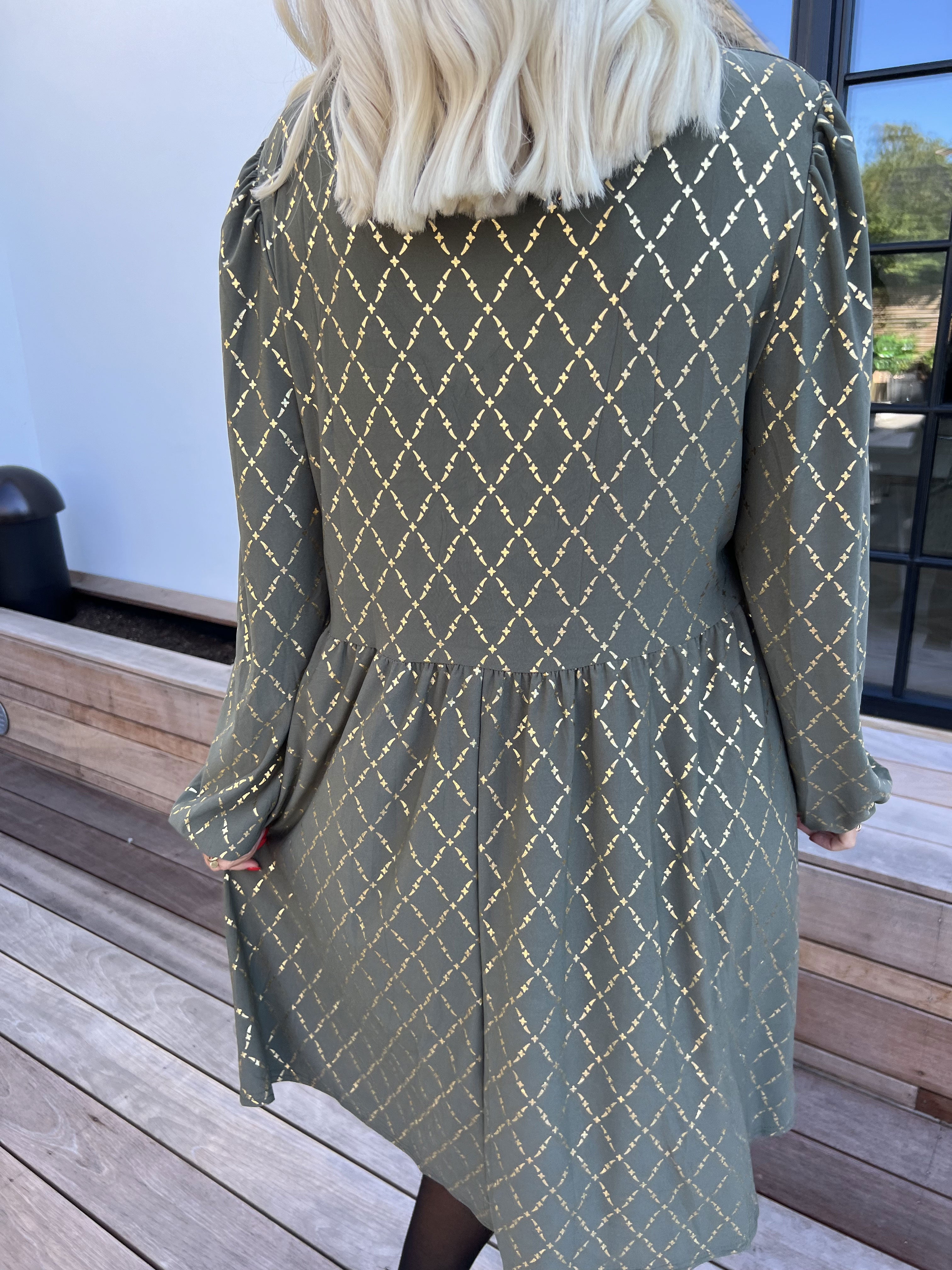 Cersei Gold Check - Babydoll klänning med guldfärgat mönster och rosetter