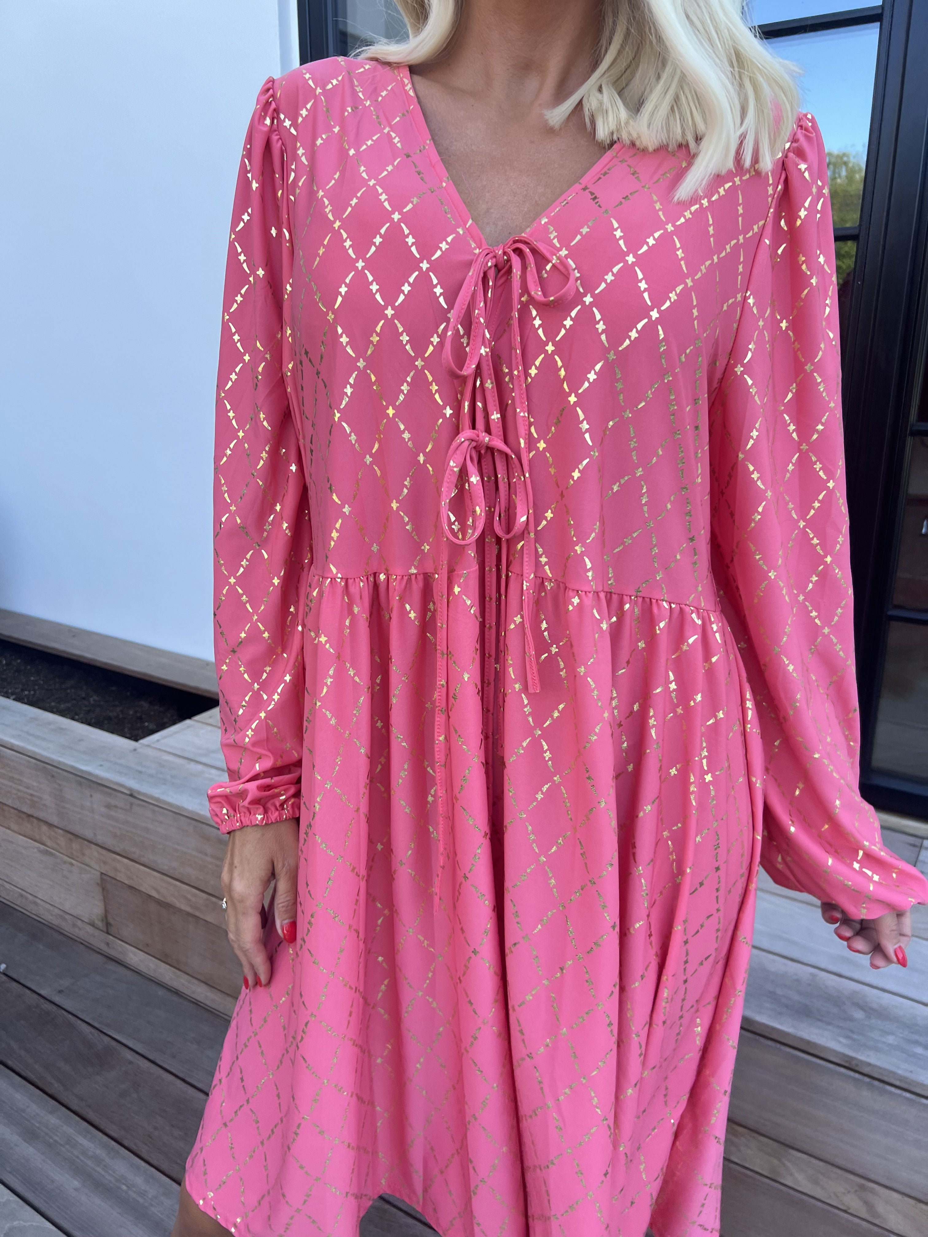 Cersei Gold Check - Babydoll klänning med guldfärgat mönster och rosetter