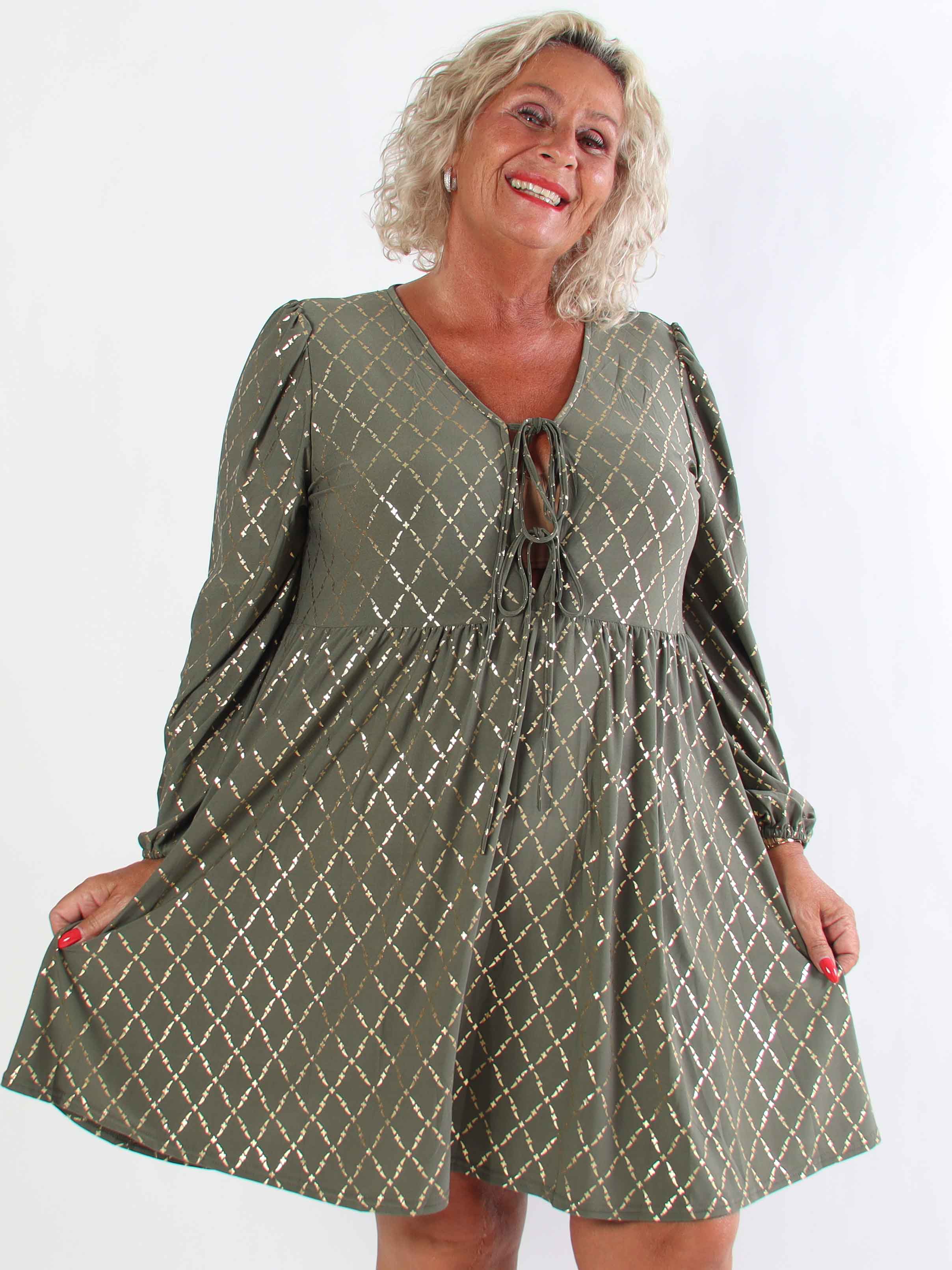 Cersei Gold Check - Plus size babydoll klänning med guldfärgat mönster och rosetter