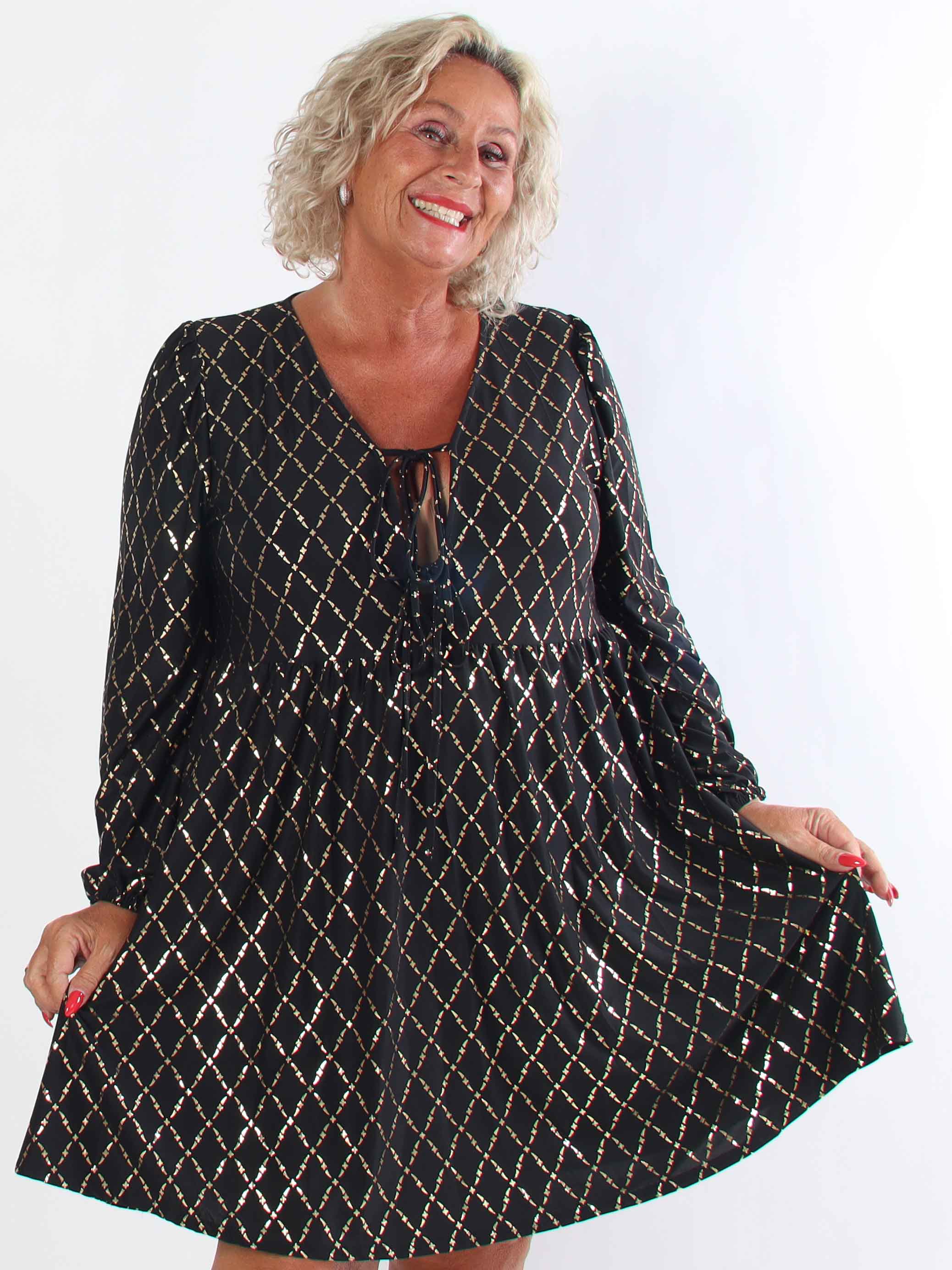 Cersei Gold Check - Plus size babydoll klänning med guldfärgat mönster och rosetter