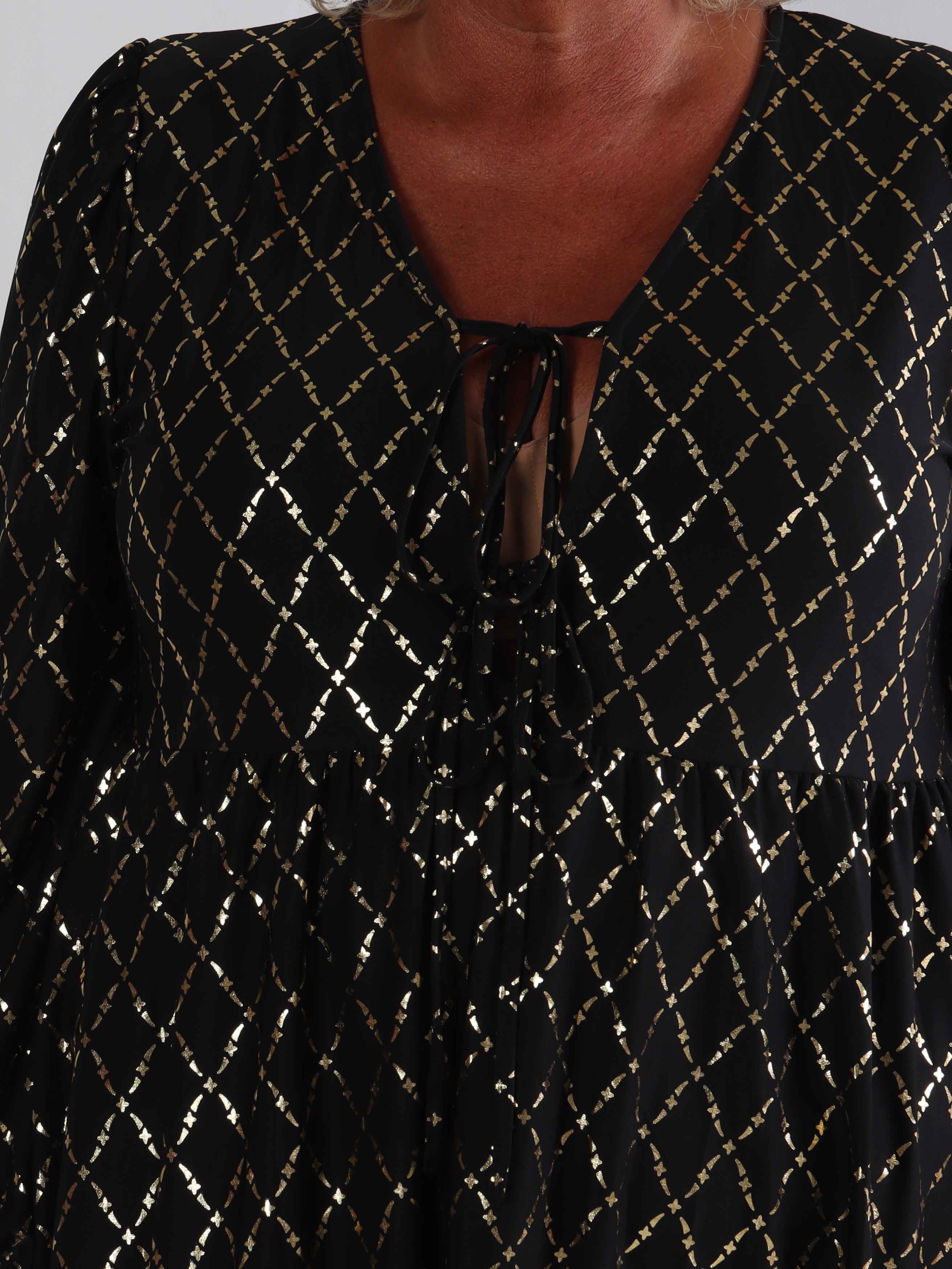 Cersei Gold Check - Plus size babydoll klänning med guldfärgat mönster och rosetter