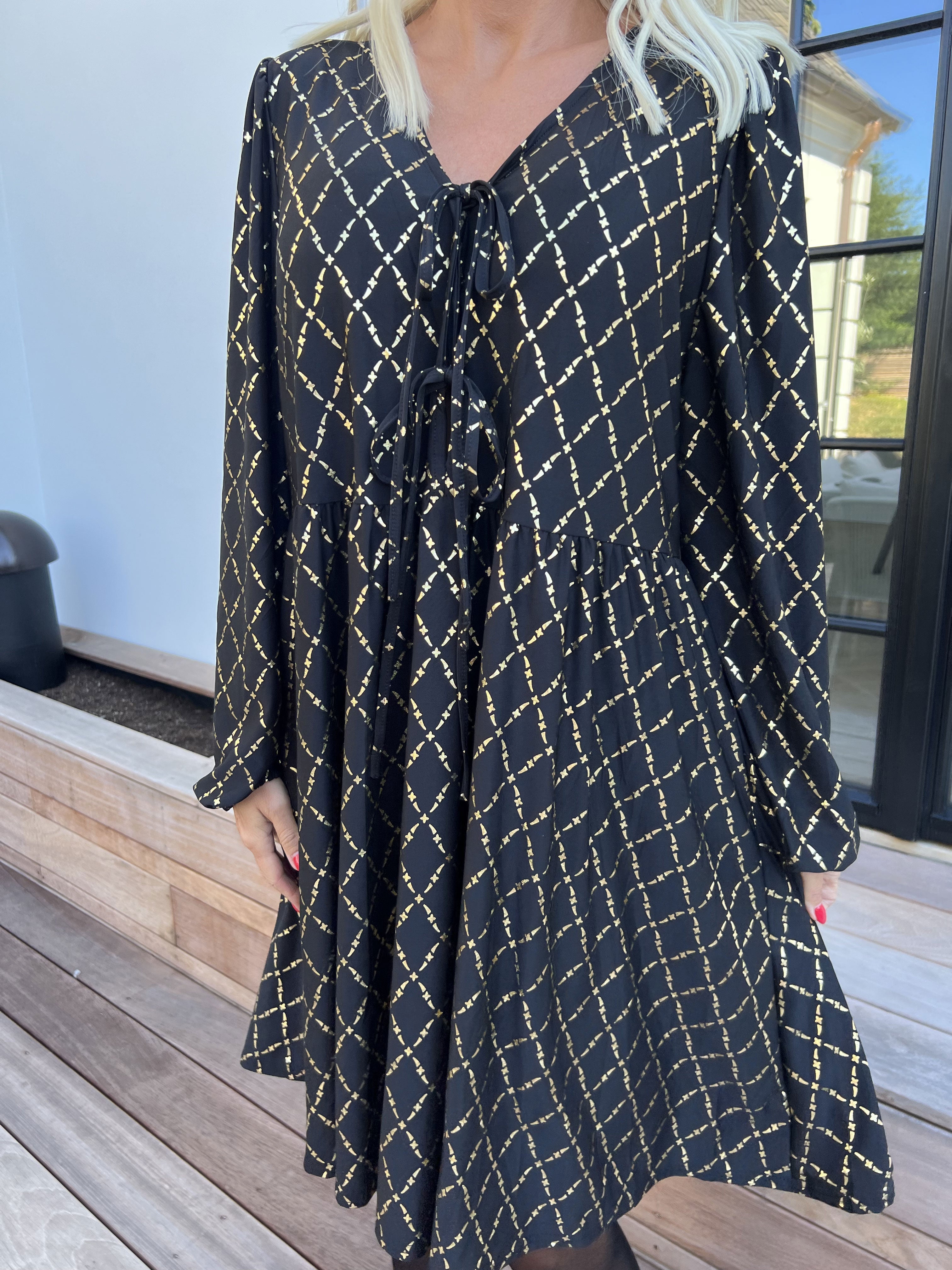 Cersei Gold Check - Babydoll klänning med guldfärgat mönster och rosetter