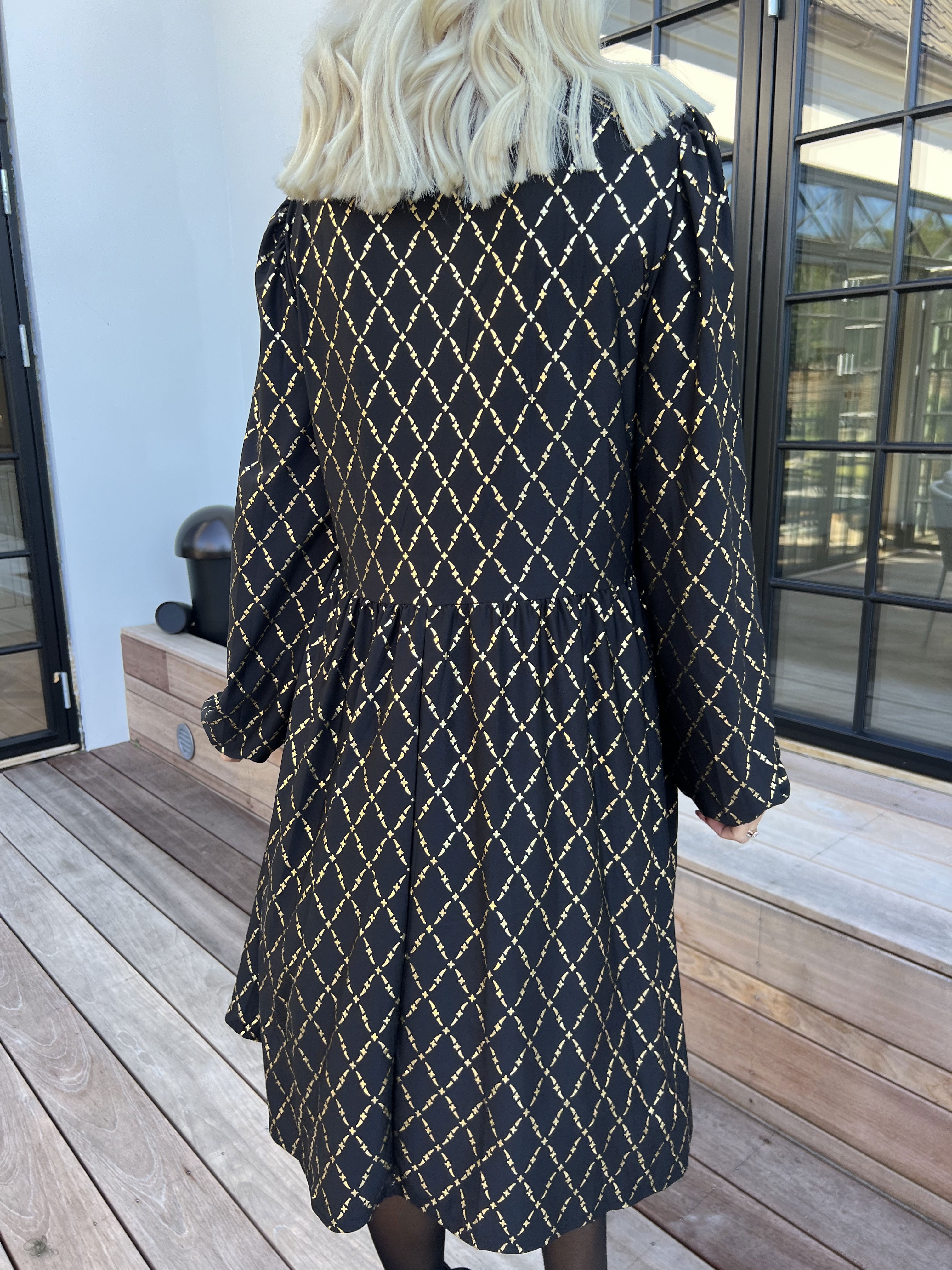 Cersei Gold Check - Babydoll klänning med guldfärgat mönster och rosetter