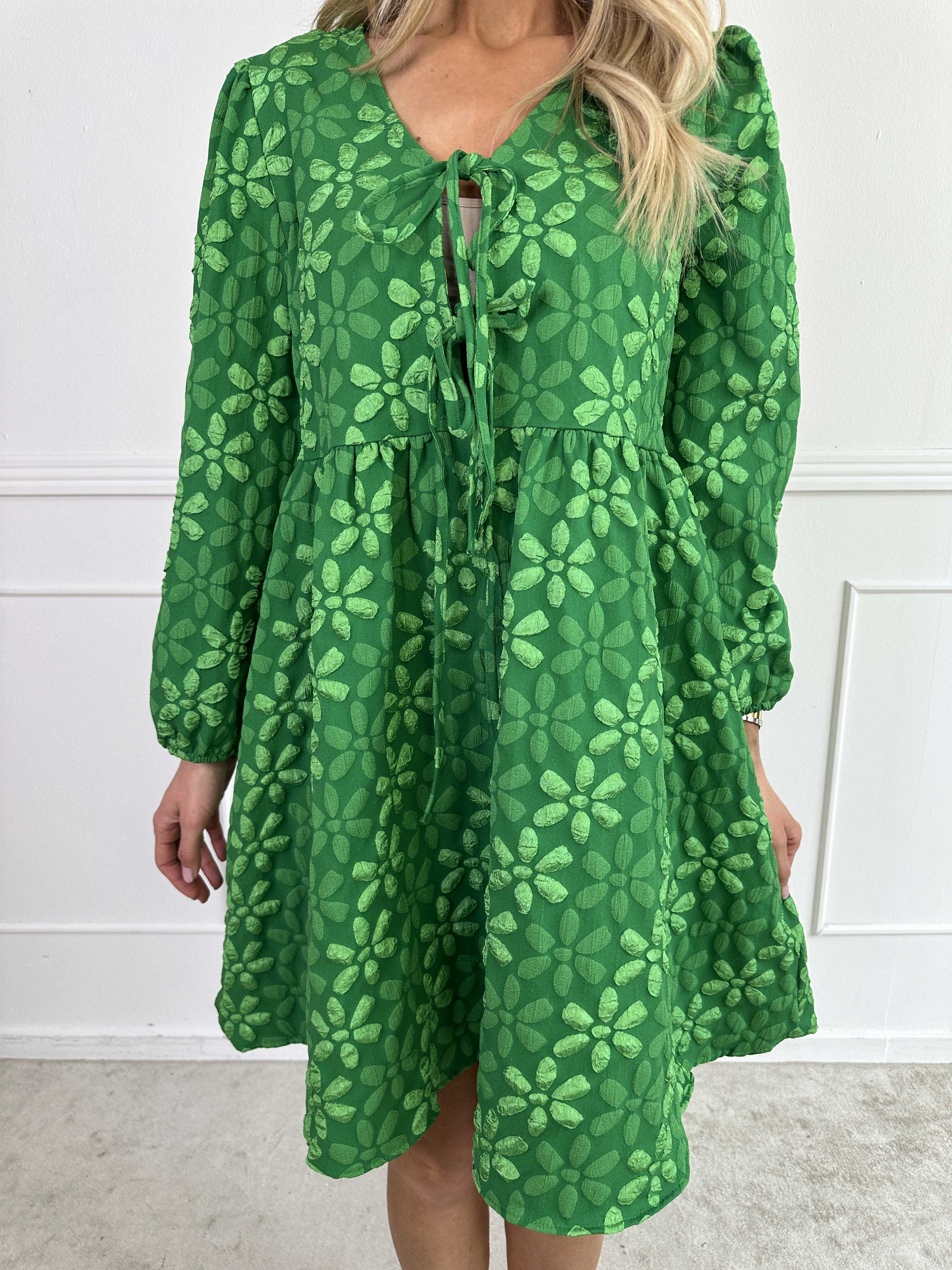 Cersei - Söt klänning med blommor och rosetter