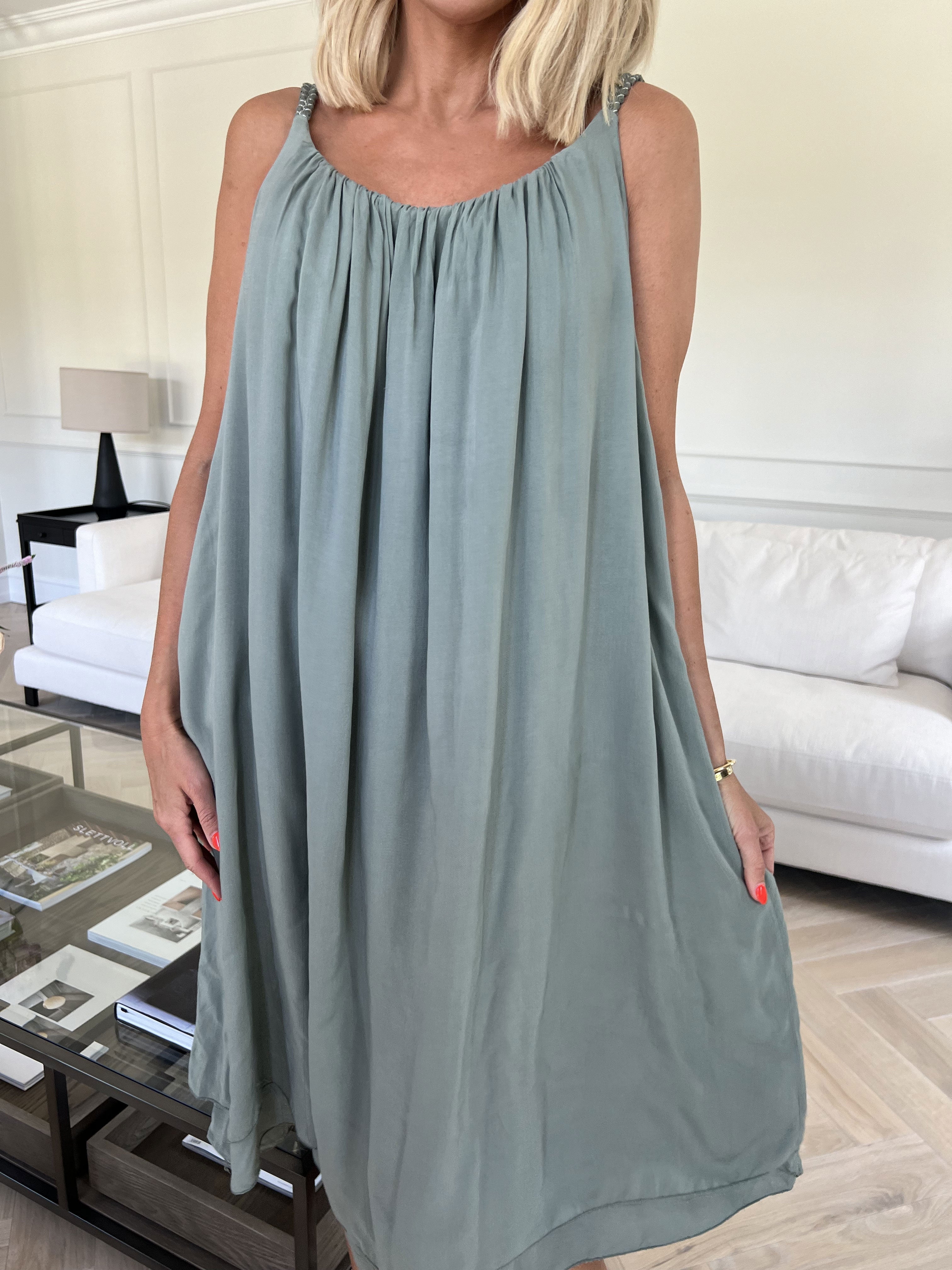 Chalkis - Klänning i mjuk viskos med flätade axelremmar