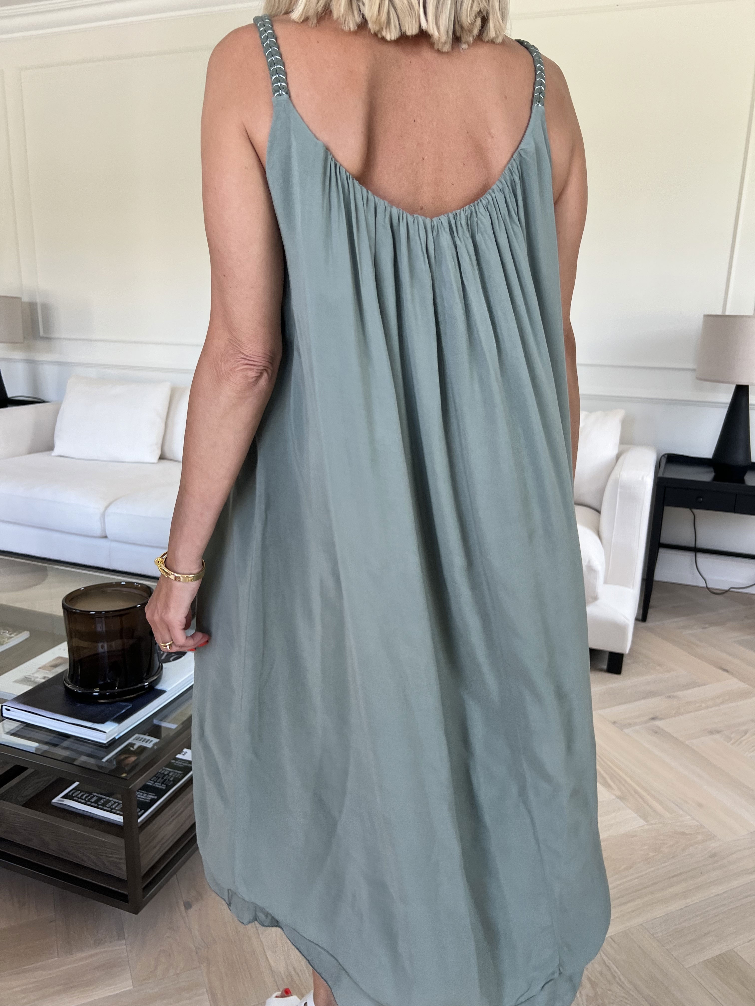 Chalkis - Klänning i mjuk viskos med flätade axelremmar