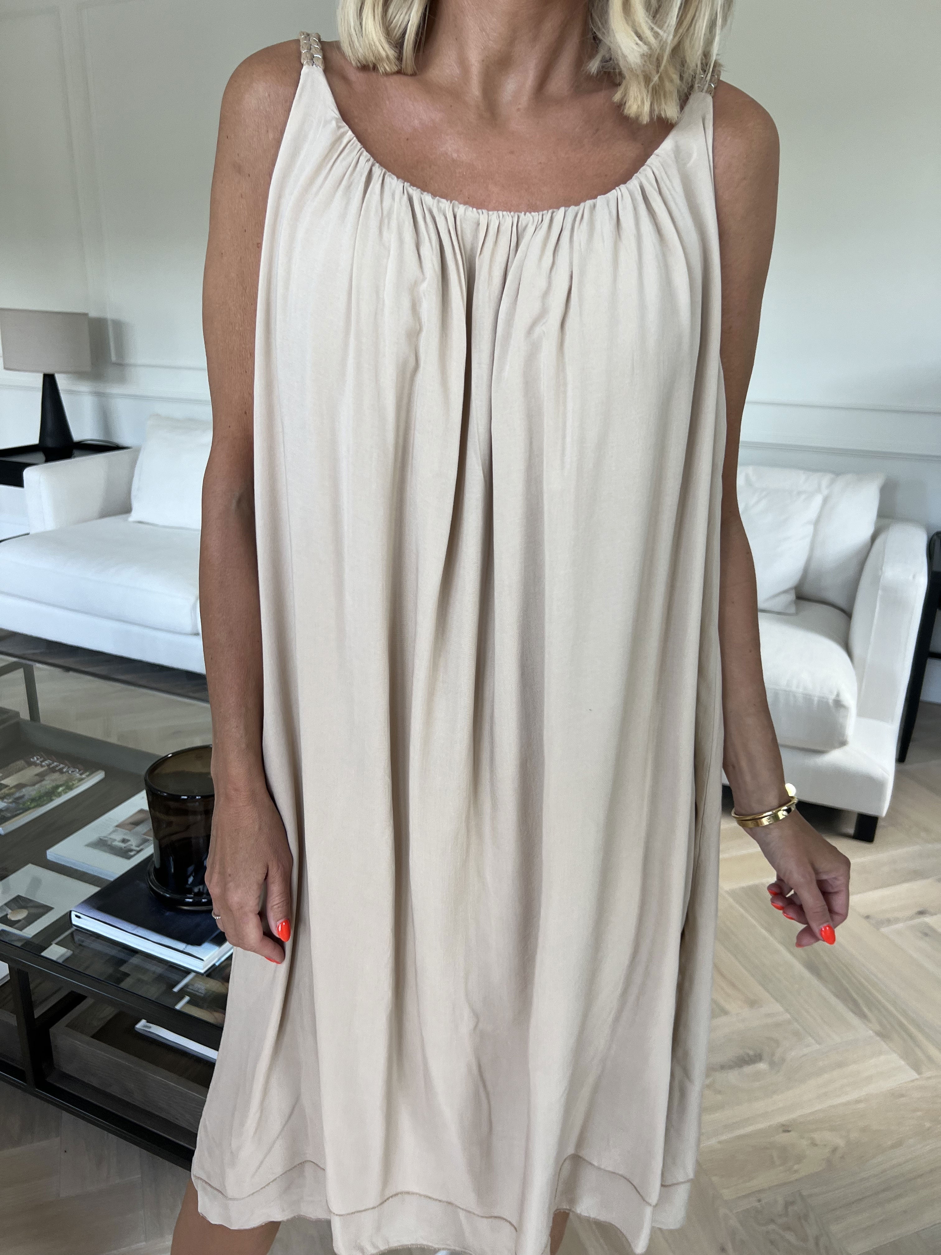 Chalkis - Klänning i mjuk viskos med flätade axelremmar