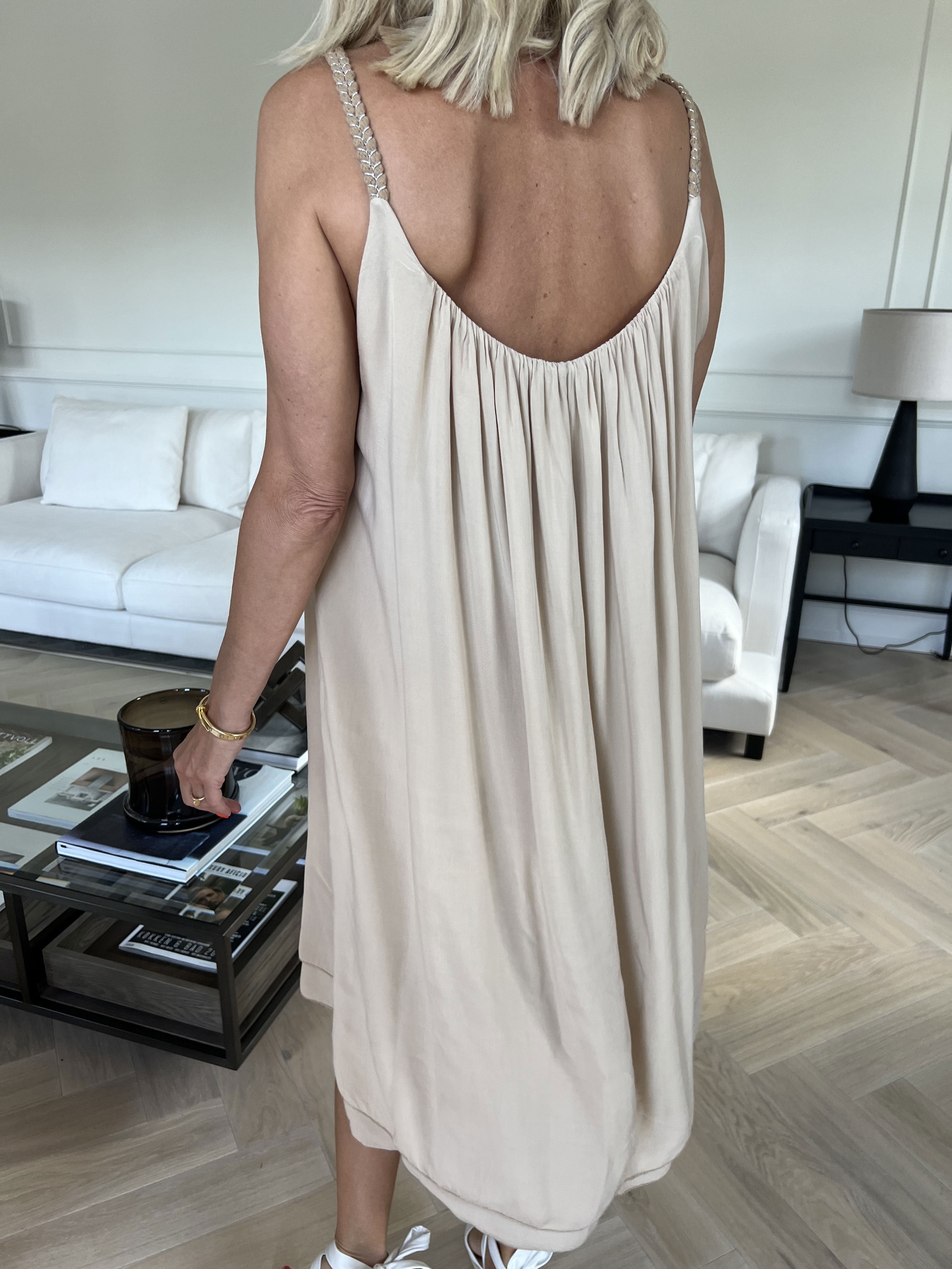 Chalkis - Klänning i mjuk viskos med flätade axelremmar