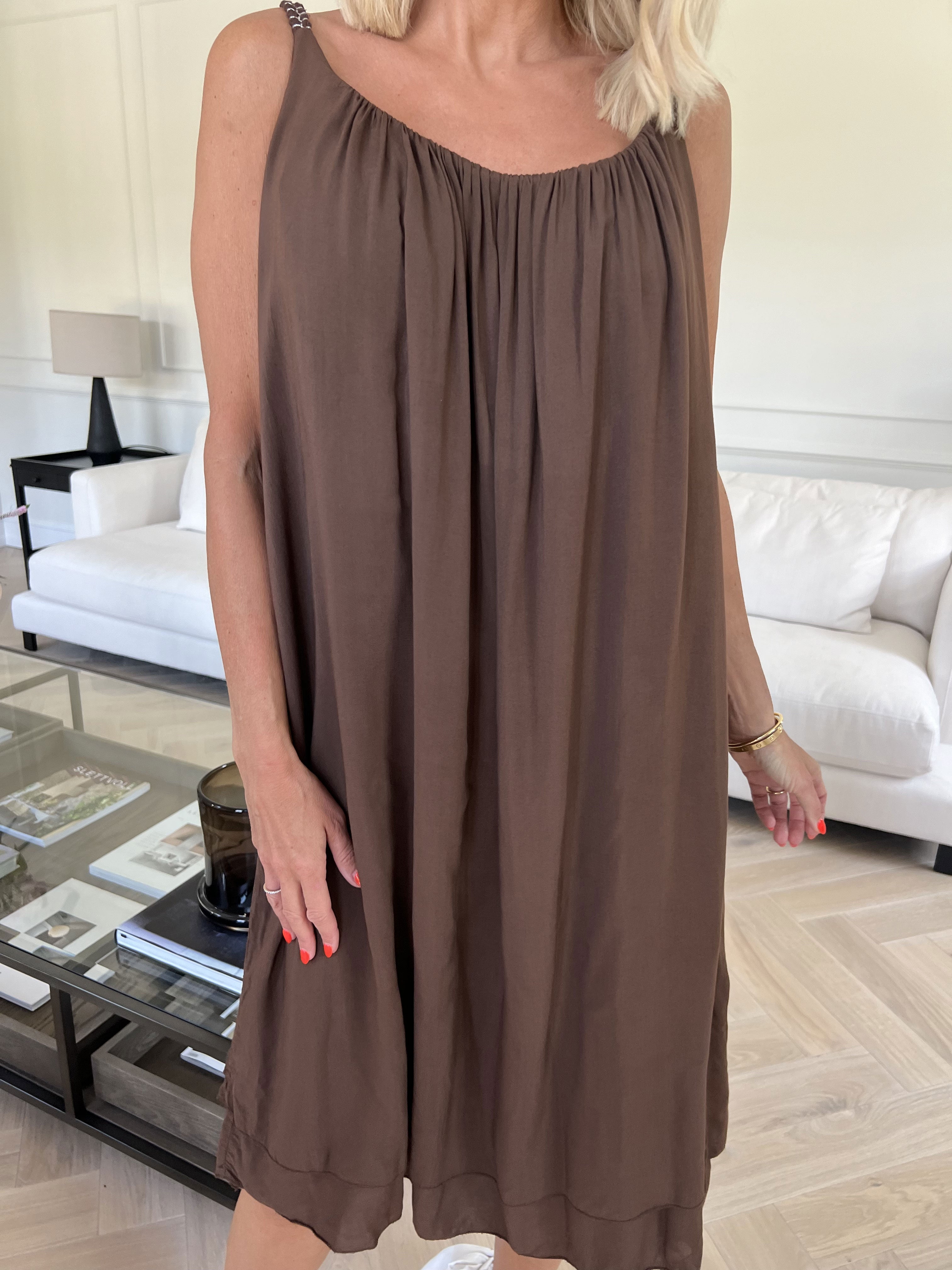 Chalkis - Klänning i mjuk viskos med flätade axelremmar