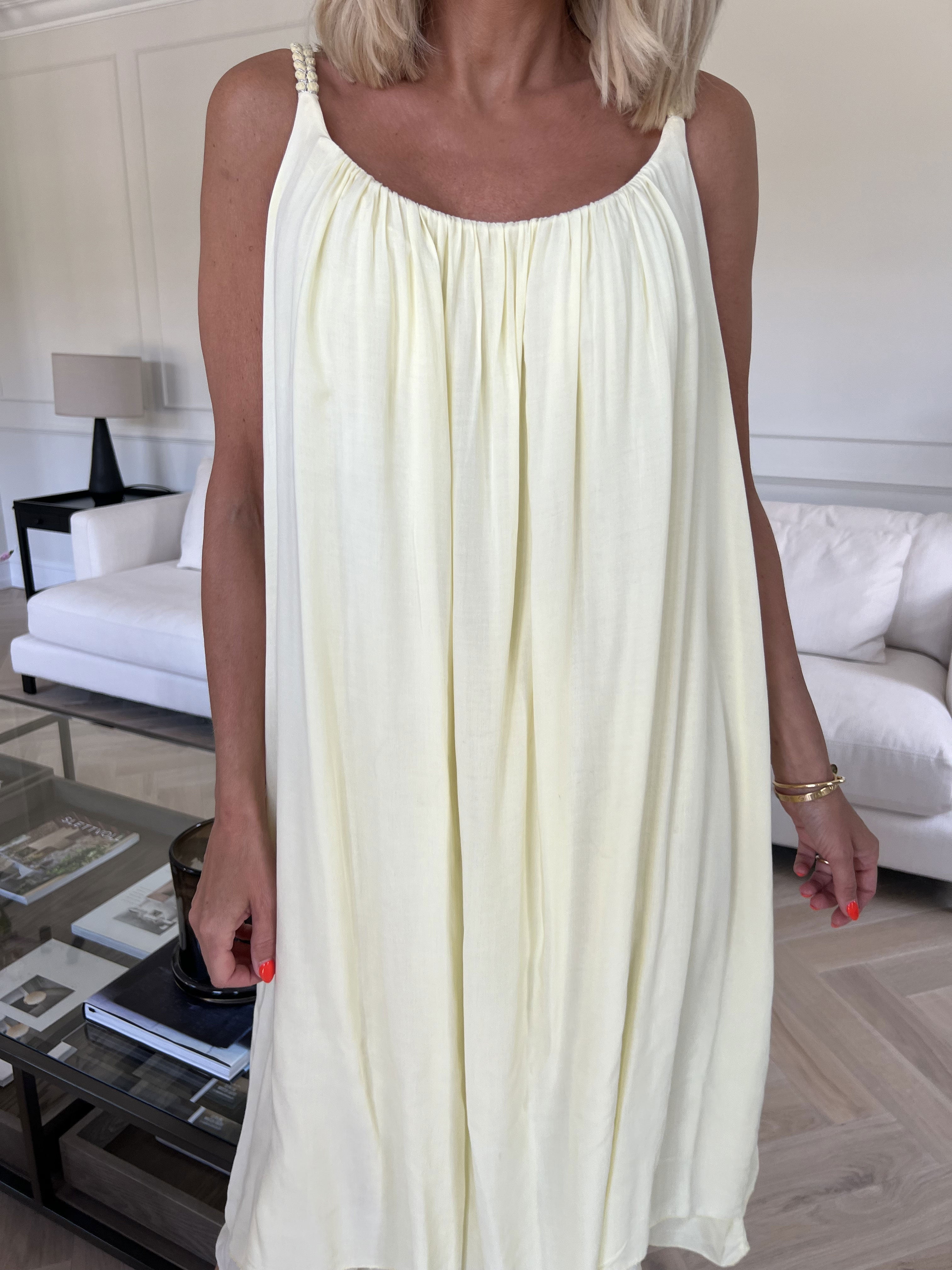 Chalkis - Klänning i mjuk viskos med flätade axelremmar