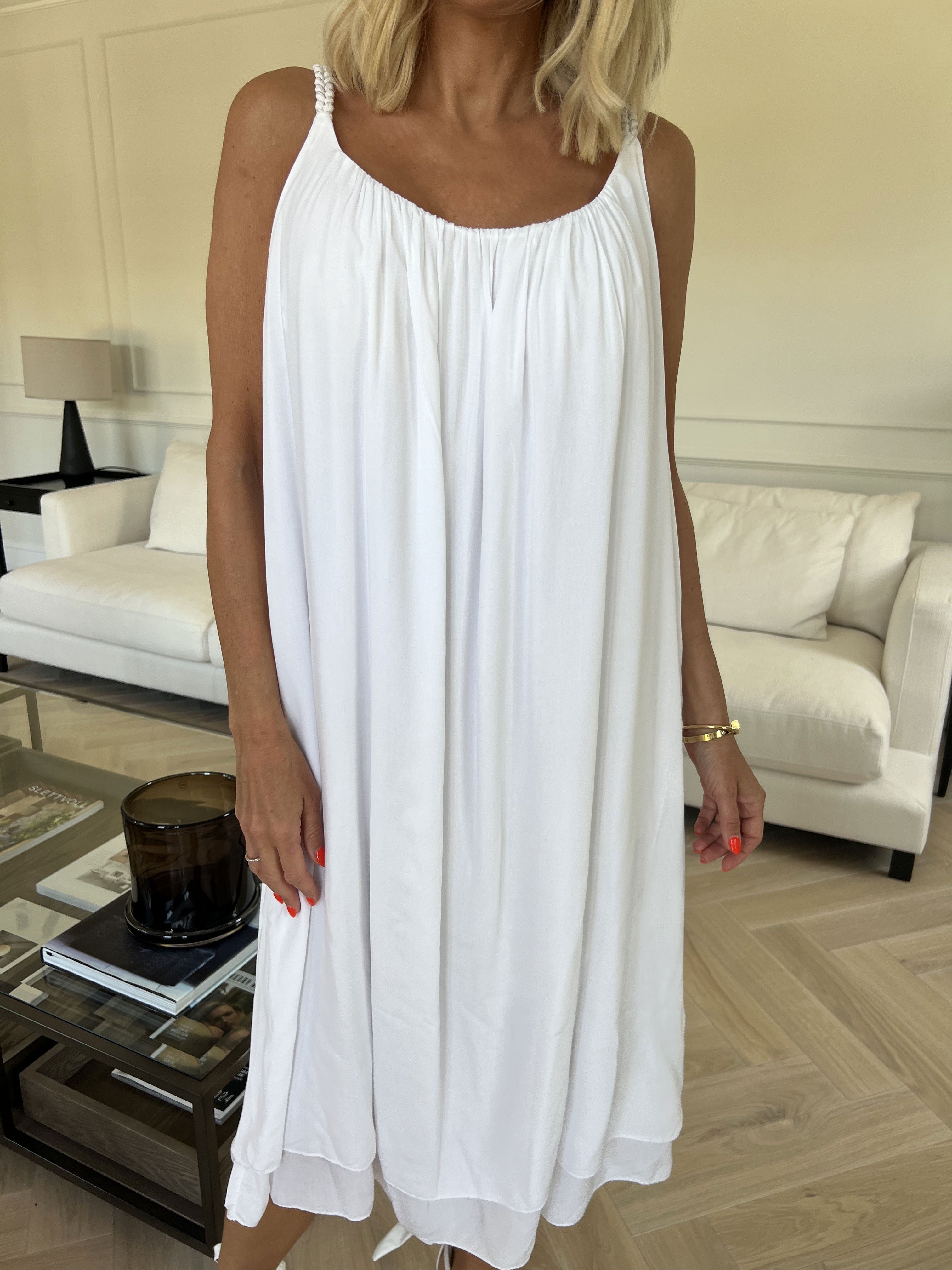 Chalkis - Klänning i mjuk viskos med flätade axelremmar