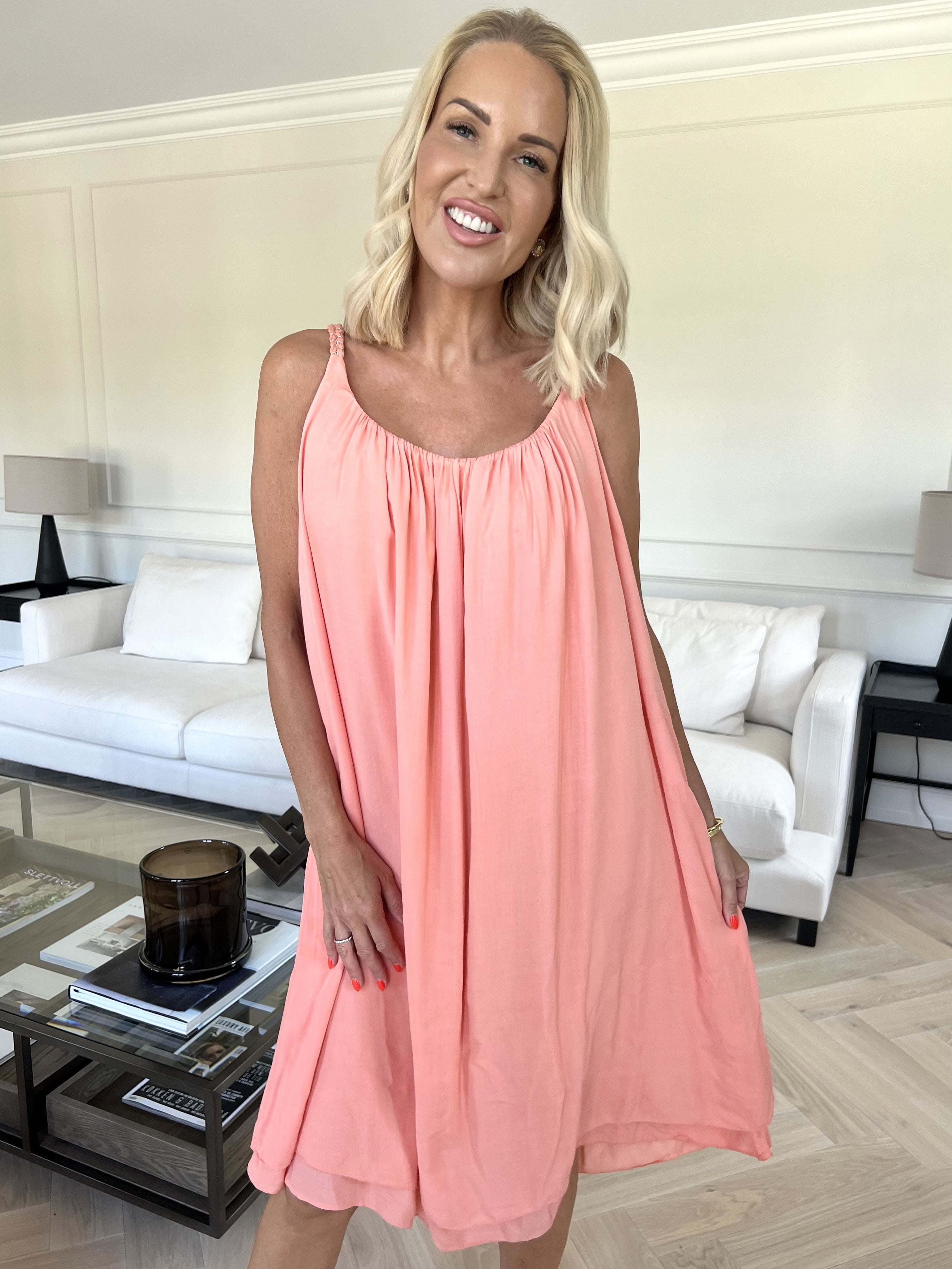 Chalkis - Klänning i mjuk viskos med flätade axelremmar