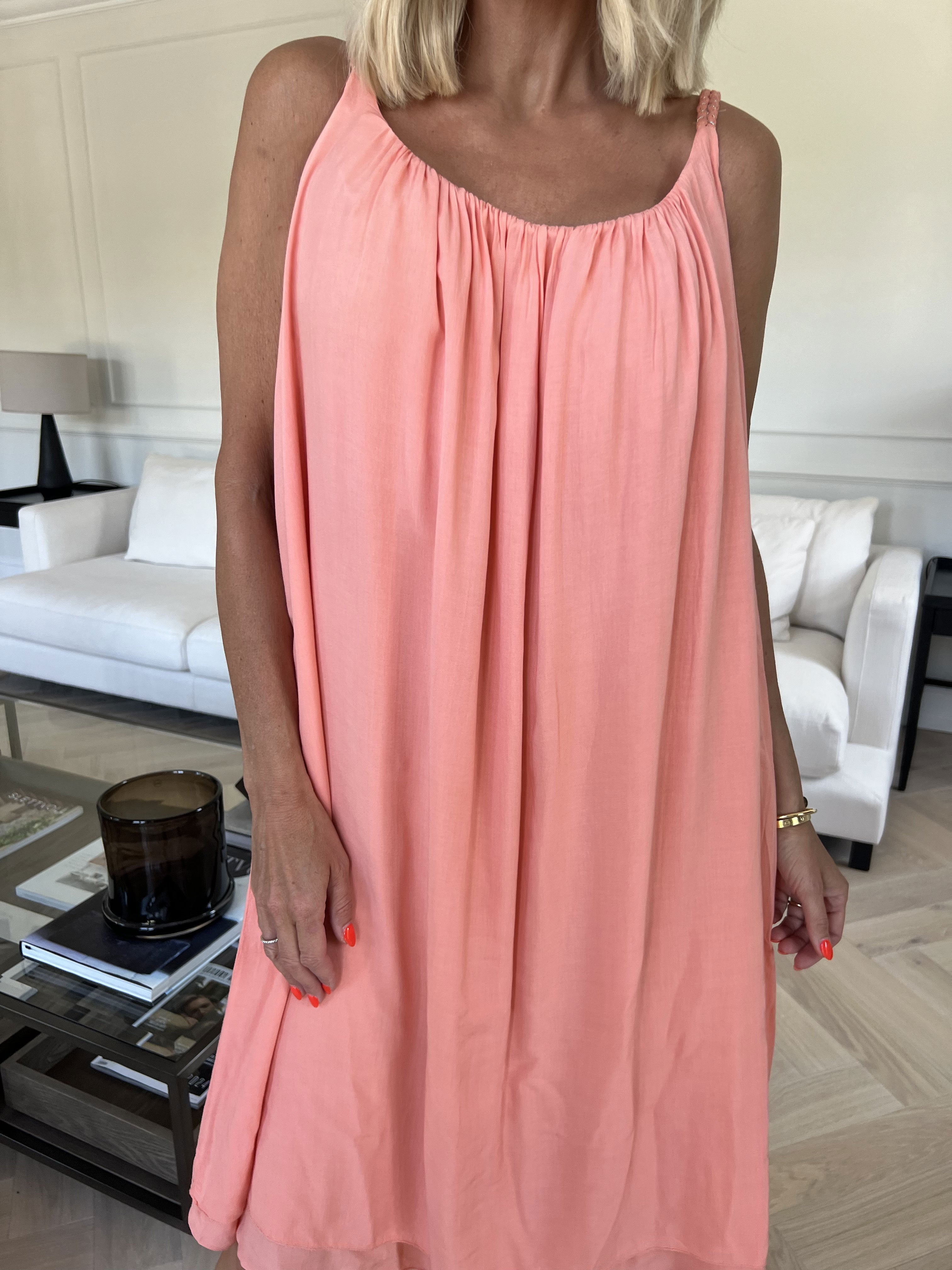 Chalkis - Klänning i mjuk viskos med flätade axelremmar