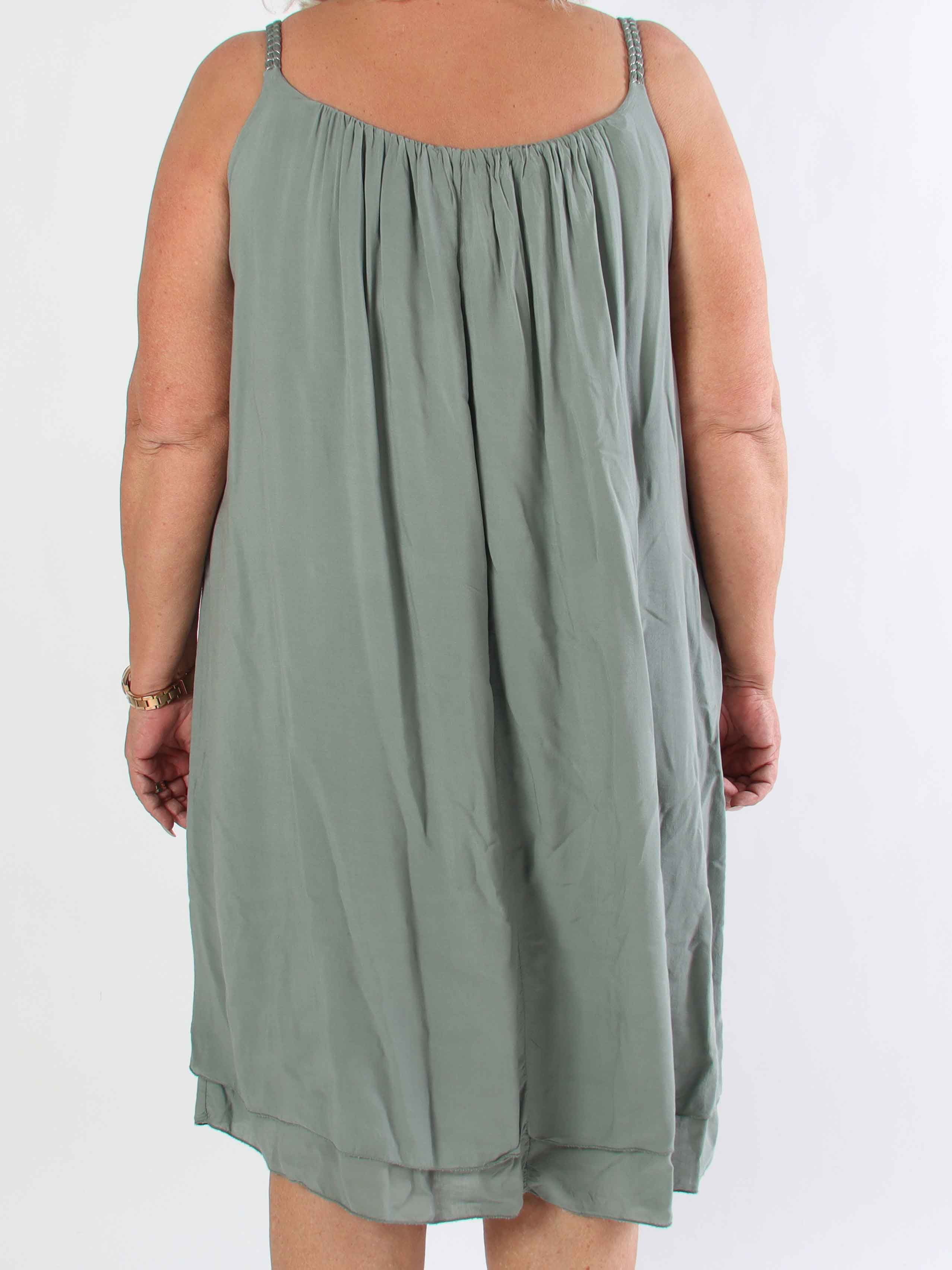 Chalkis - Plus size klänning i mjuk viskos med flätade axelremmar